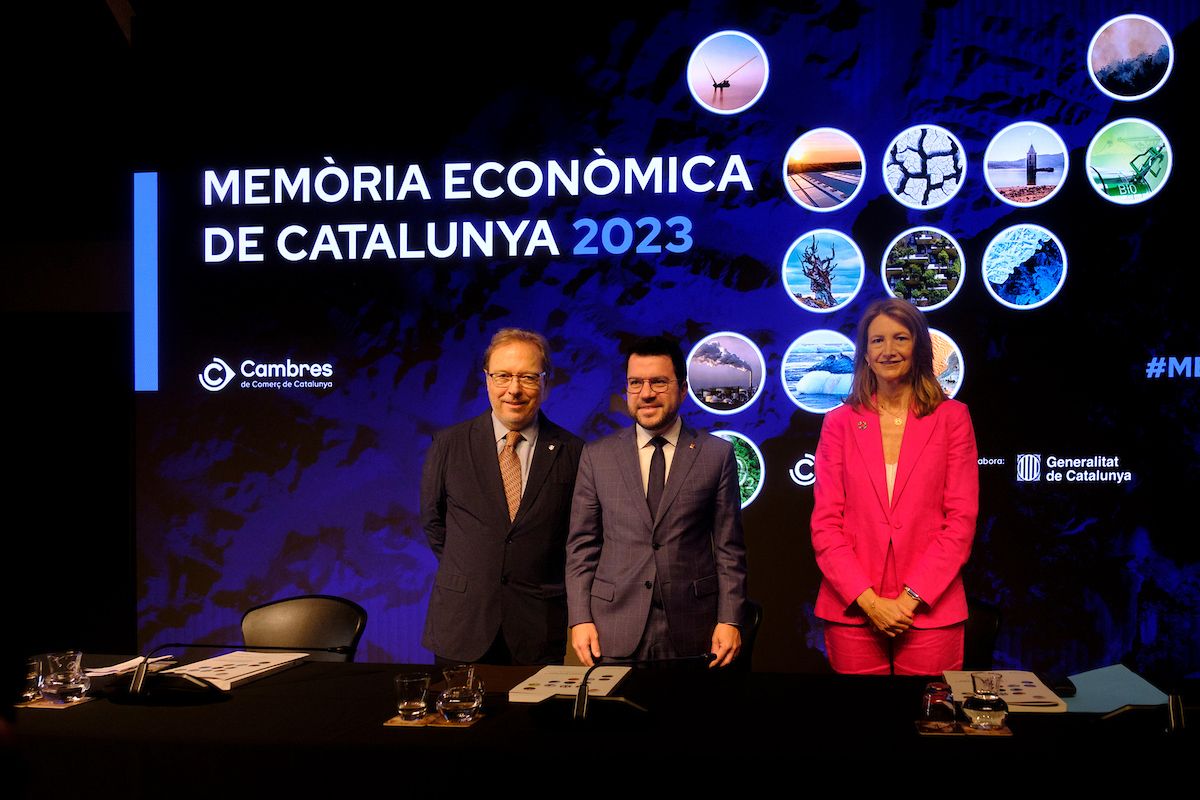 Josep Santacreu (Cambra), Pere Aragonès (Generalitat) i Carme Poveda (Cambra), durante la presentación durant la presentació de la Memòria Econòmica de Catalunya 2023 | Cambra