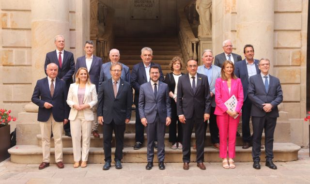 Fotografia de família a les escales de la Llotja de Mar en la presentació de la Memòria Econòmica de 2023 | ACN