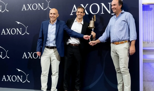 Dimitri Kallinis, soci director de Consultoria d'Axon, Francisco Velázquez, president d'Axon, i Alfonso de León, cofundador i soci director d'Inversions d'Axon | Cedida