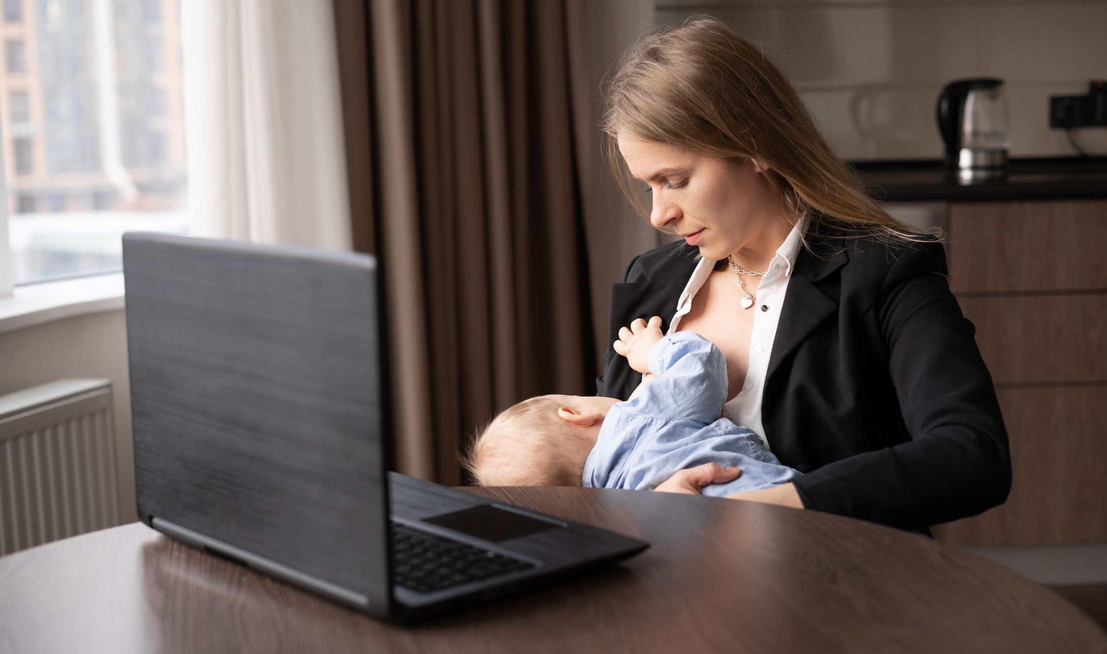 Maternidad y éxito profesional, el sacrificio invisible que afronta la mujer | iStock