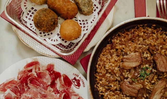 Una paella, croquetes i el pernil salat de Casa Alfonso | Cedida