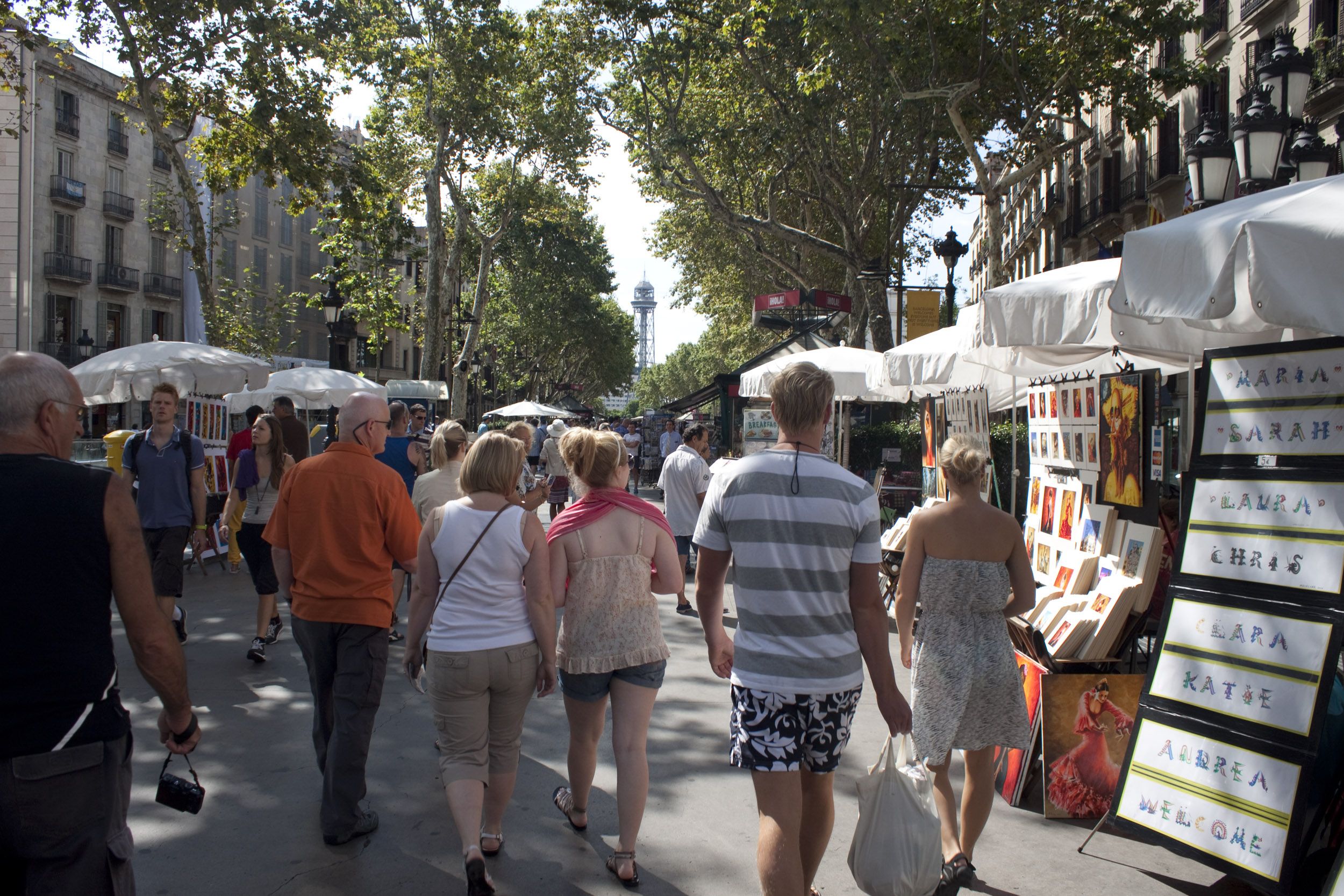 Diferents negocis exposats enmig de La Rambla | iStock