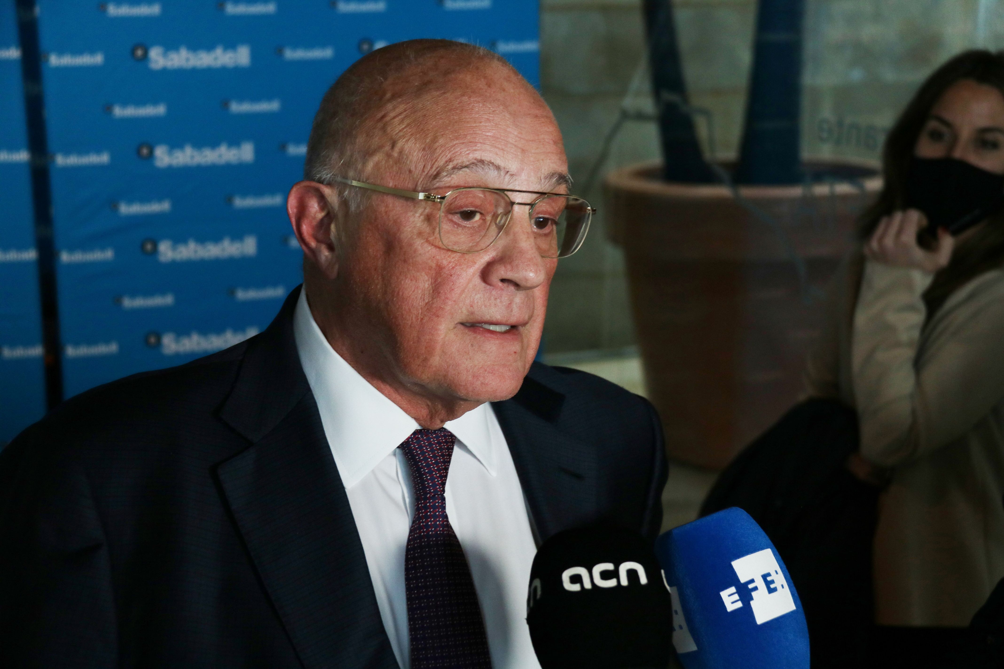 El president del Banc Sabadell, Josep Oliu, durant una trobada amb periodistes | ACN