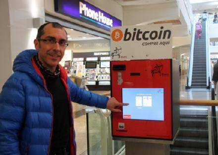 Jordi Maura, propietari de l'empresa que facilita el bitcoin com a sistema de pagament Bussetus, manipulant el caixer automàtic a Diagonal Mar 