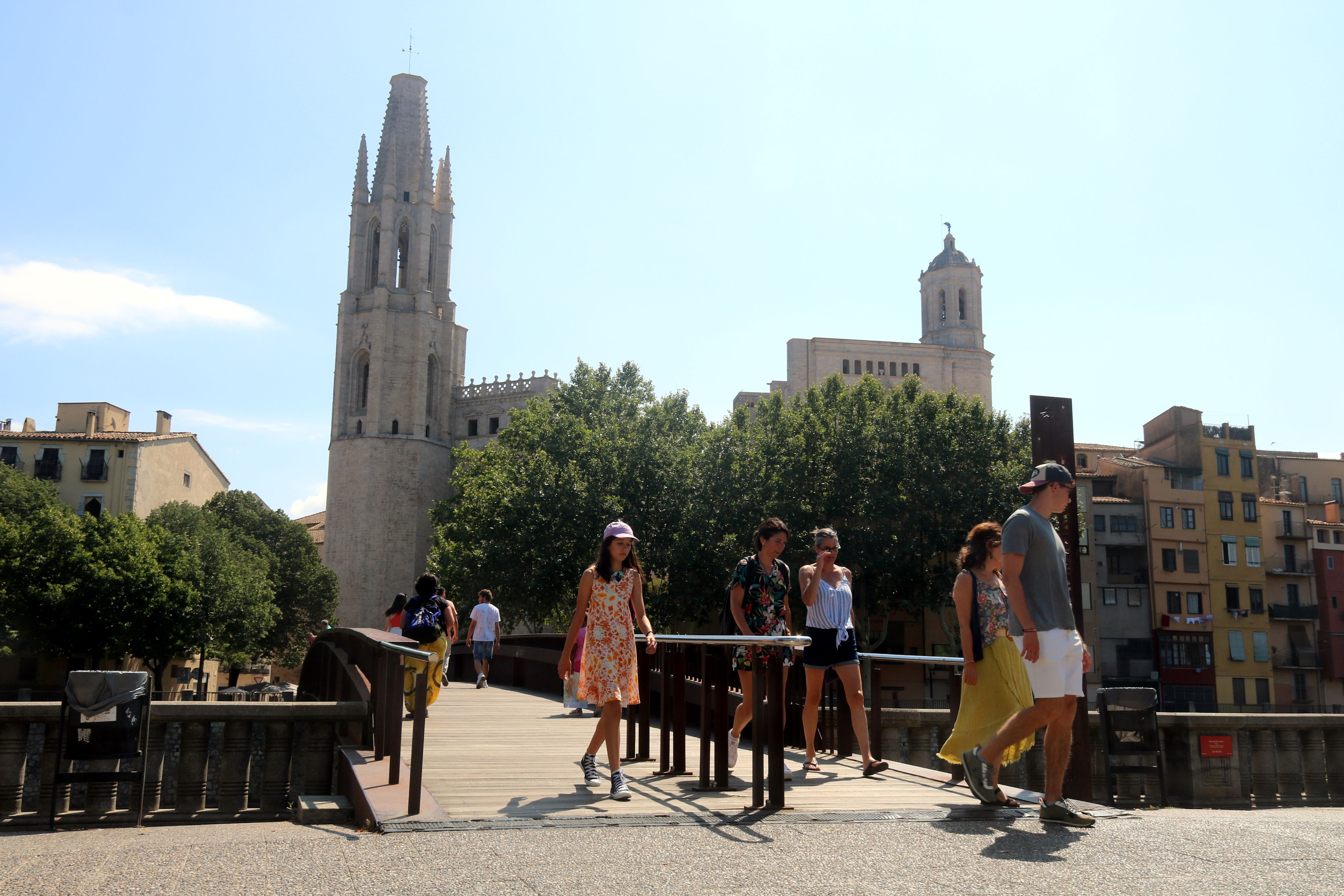 Turistes caminant pel pont de Sant Feliu, un dels punts d'accés al Barri Vell de Girona | ACN