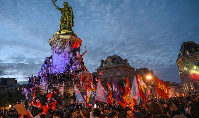 Milers de persones es concentren a la plaça de la República per celebrar la victòria del Nou Front Popular sobre l'extrema dreta | EP