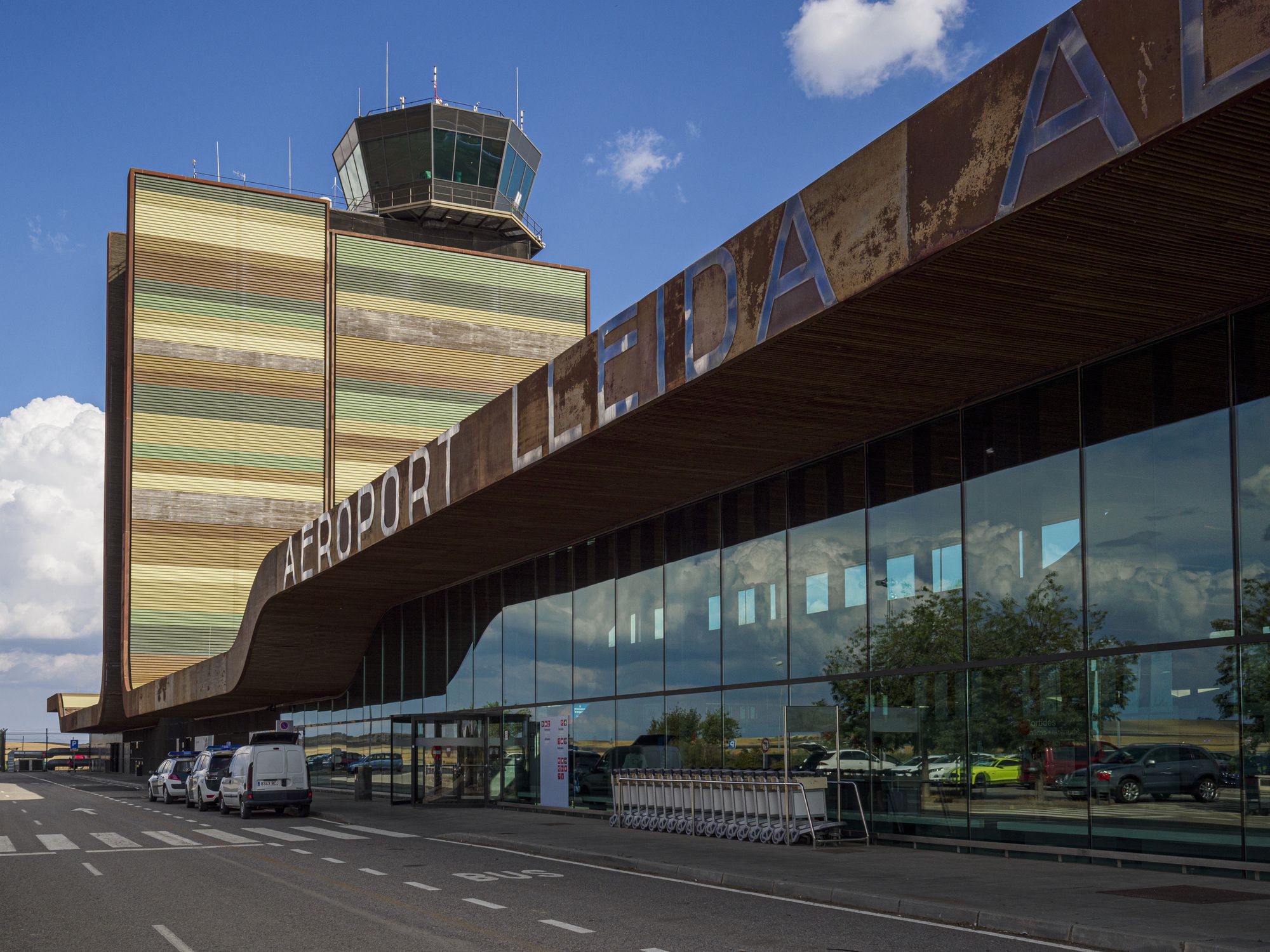 Façana principal de l'aeroport d'Alguaire, Lleida-Pirineus | iStock