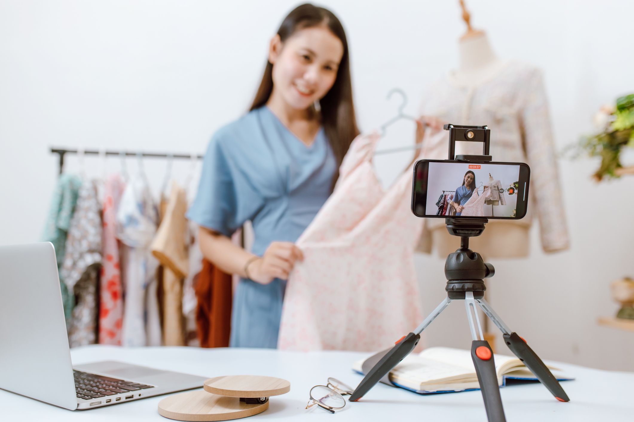 El 'live shopping' es una innovadora estrategia de ventas en directo a través de las redes sociales | iStock