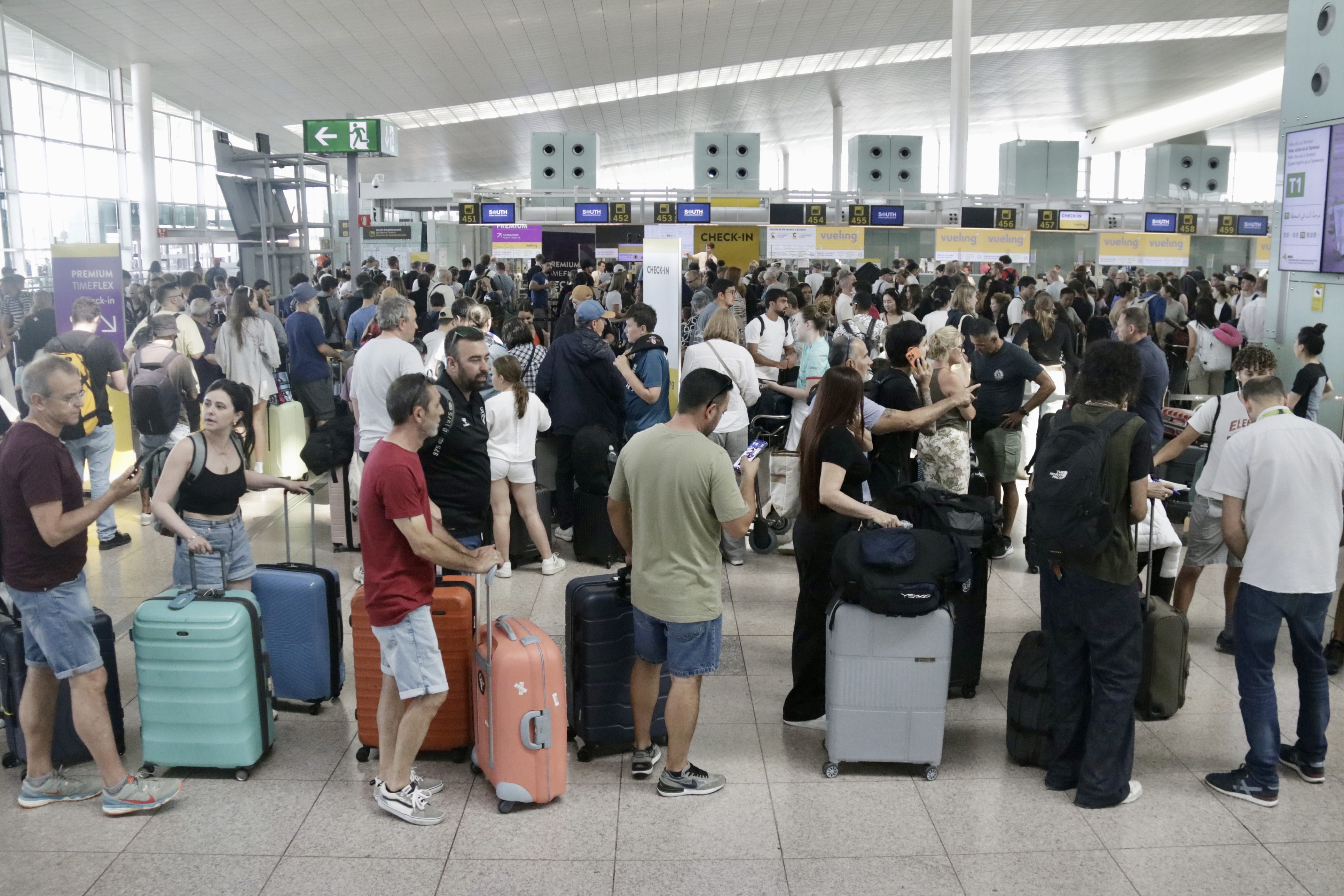 Cues als taulells de facturació de la T1 de l'Aeroport del Prat  | ACN