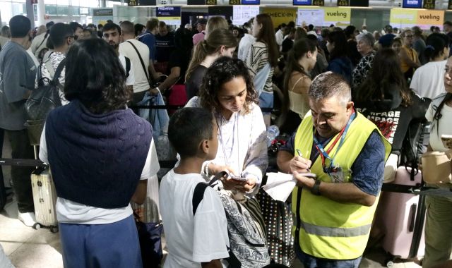 Personal del Aeropuerto del <apertium-notrans>Prado</apertium-notrans> hace tarjetas de embarque manuales a los pasajeros | ACN