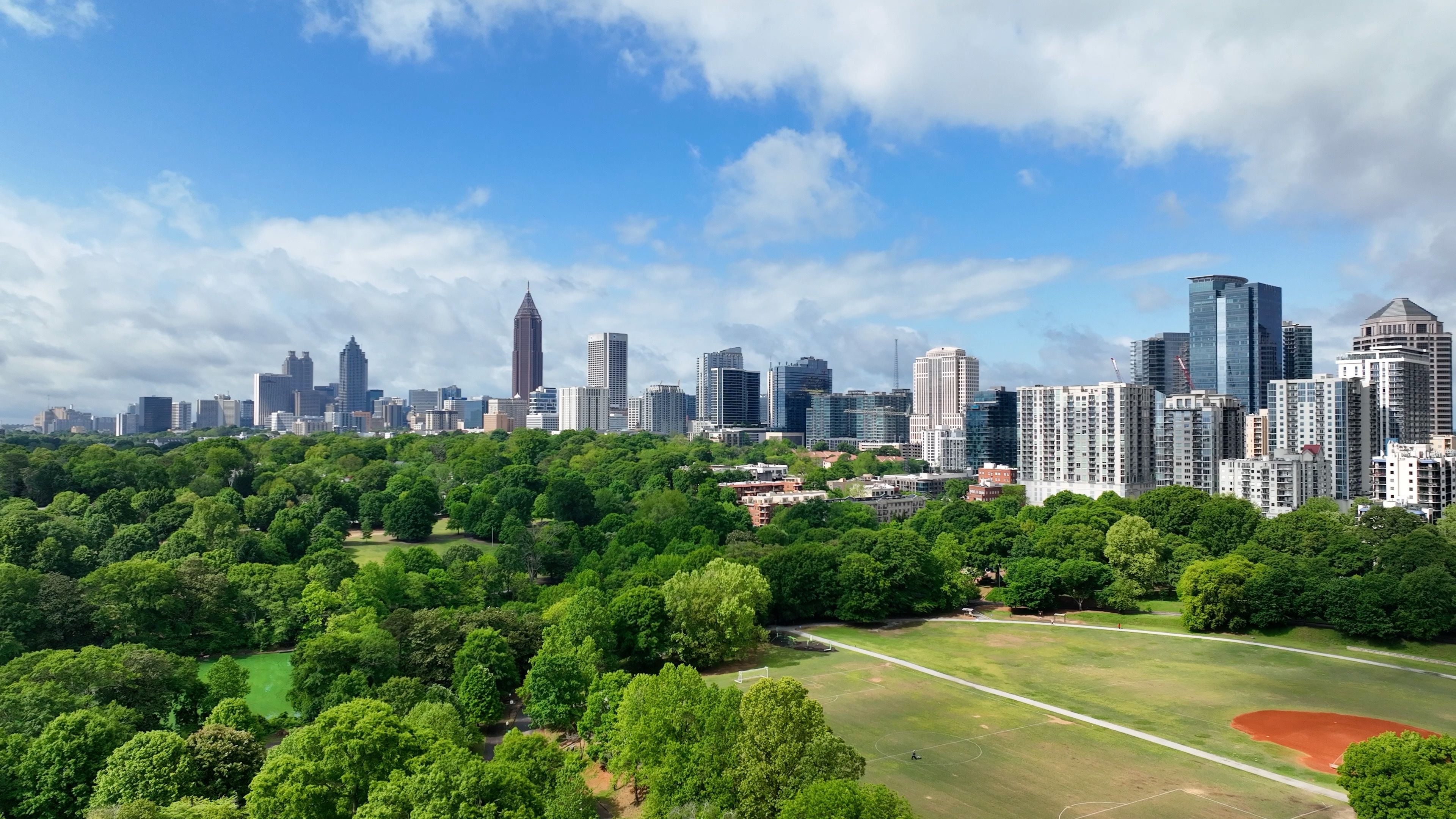 L'horitzo de la ciudad d'Atlanta, Georgia, amb gratacels d'oficines davant del Piedmon Park  | iStock