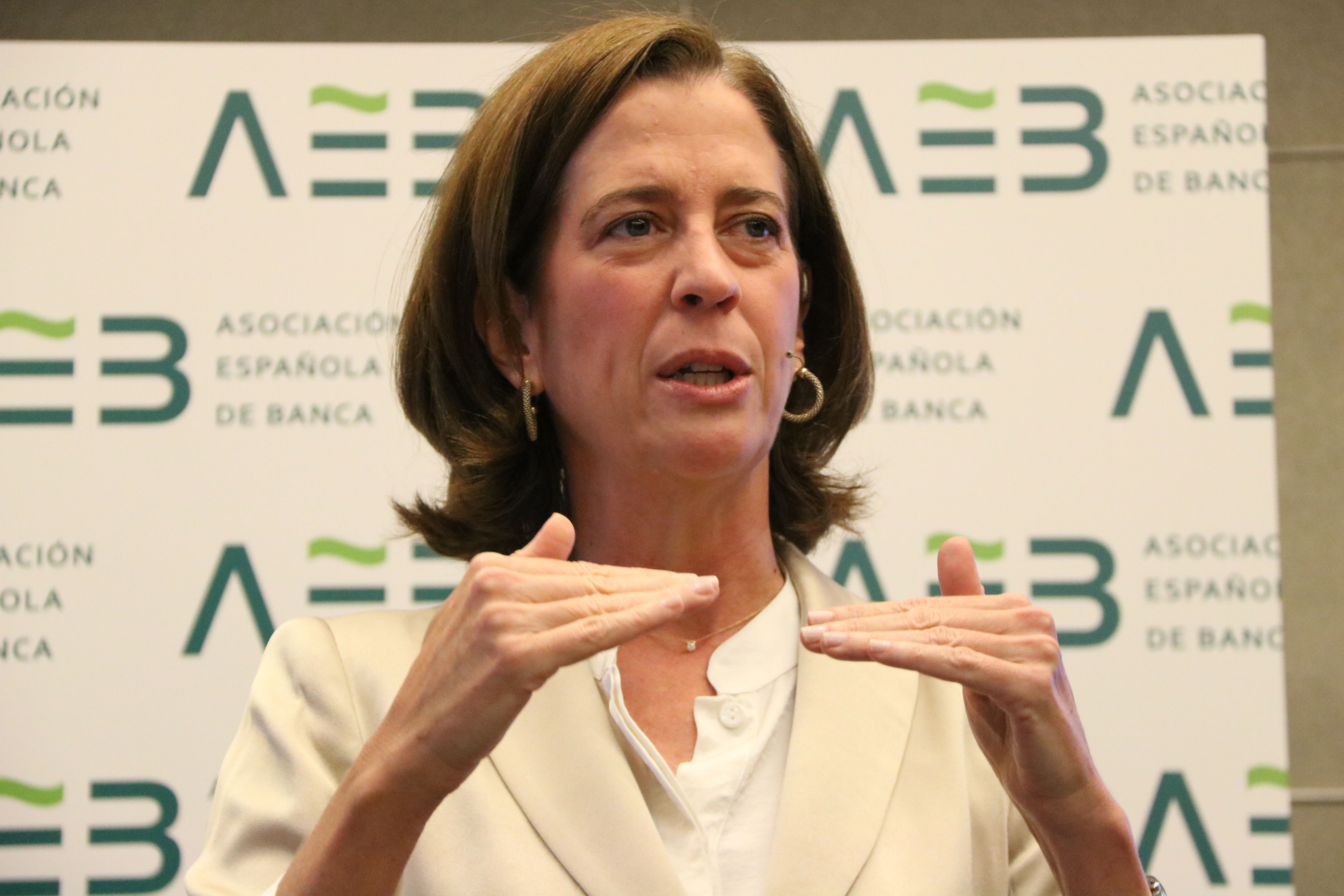 La presidenta de l’Associació Espanyola de Banca (AEB), Alejandra Kindelán, aquest divendres en una roda de premsa a Madrid  | ACN