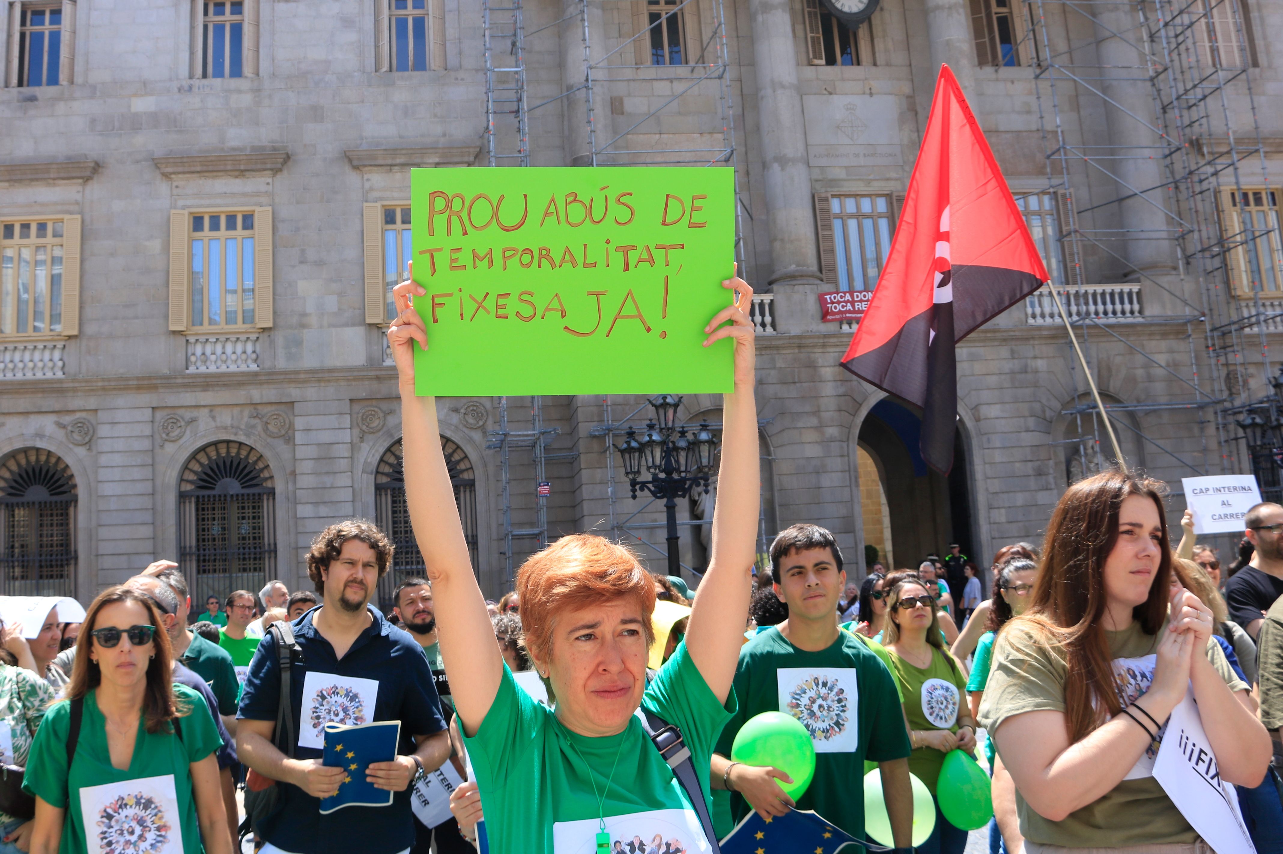 Una manifestant a la protesta d'interins a la plaça de Sant Jaume (Barcelona) el darrer 15 de juny | ACN