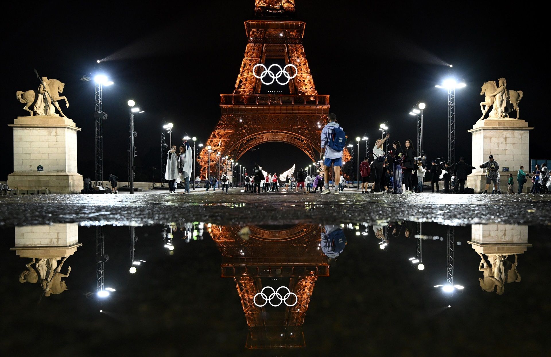 La Torre Eiffel il·luminada amb els anells olímpics es reflecteix en un bassal després de la cerimònia d'obertura dels Jocs Olímpics de París 2024 | Europa Press