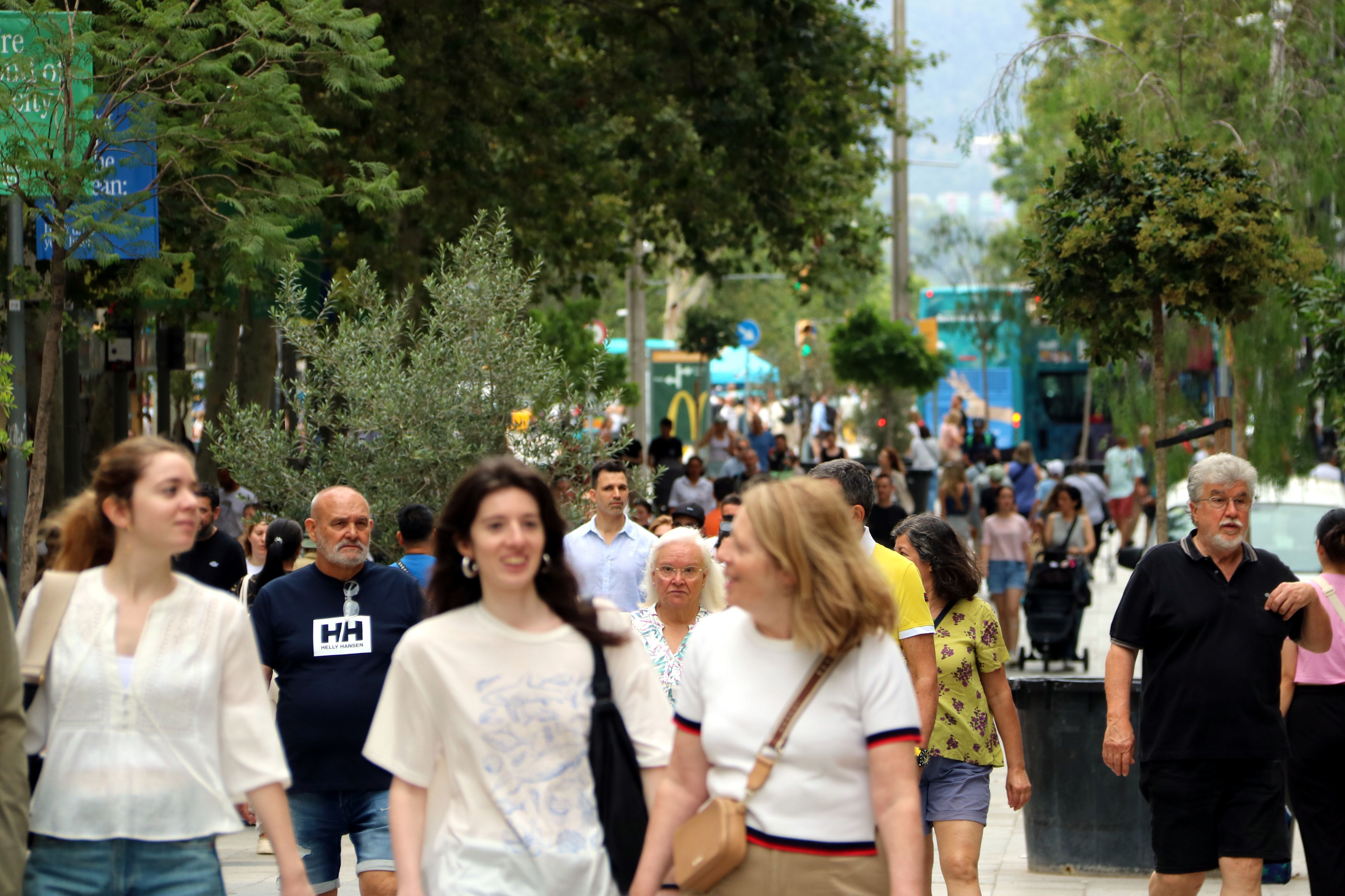 Personas paseando por Portal de l'Àngel de Barcelona   | ACN