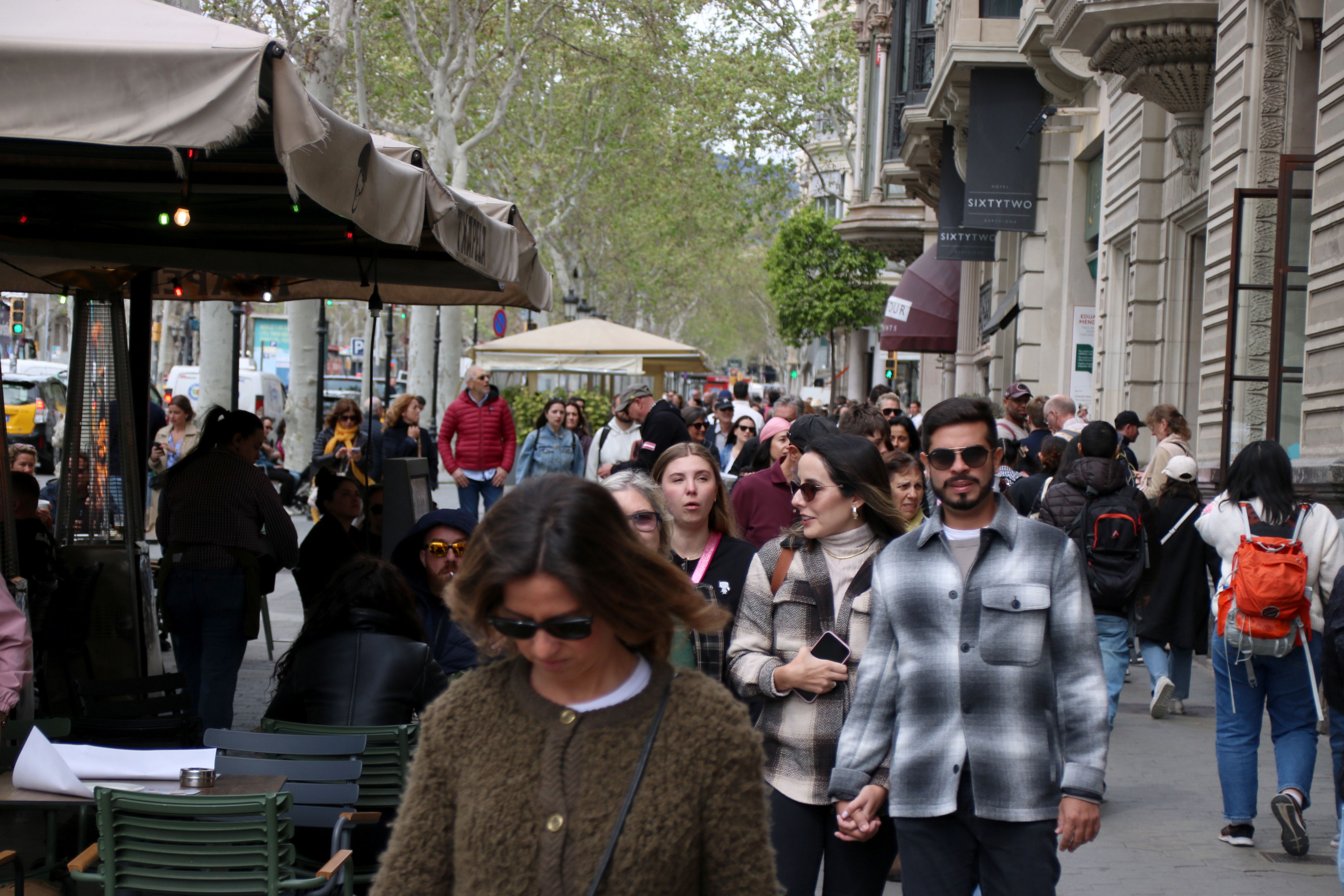 Turistes passejant pel passeig de Gràcia de Barcelona durant les vacances de Setmana Santa  | ACN