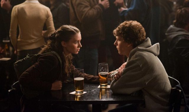 Erica Albright (Rooney Mara) i Mark Zuckerberg (Jesse Eisenberg) a l'escena inicial de la pel·lícula | Columbia Pictures