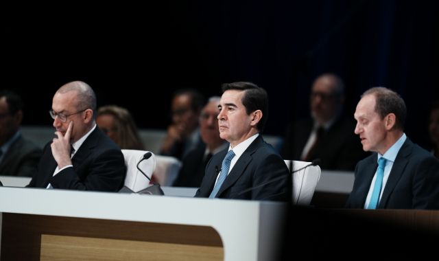 El CEO del BBVA, Onur Genç, el president del BBVA, Carlos Torres Vila, i el secretari general i del Consell d'Administració del BBVA, Domingo Armengol, durant una Junta General d'Accionistes del BBVA | Europa Press