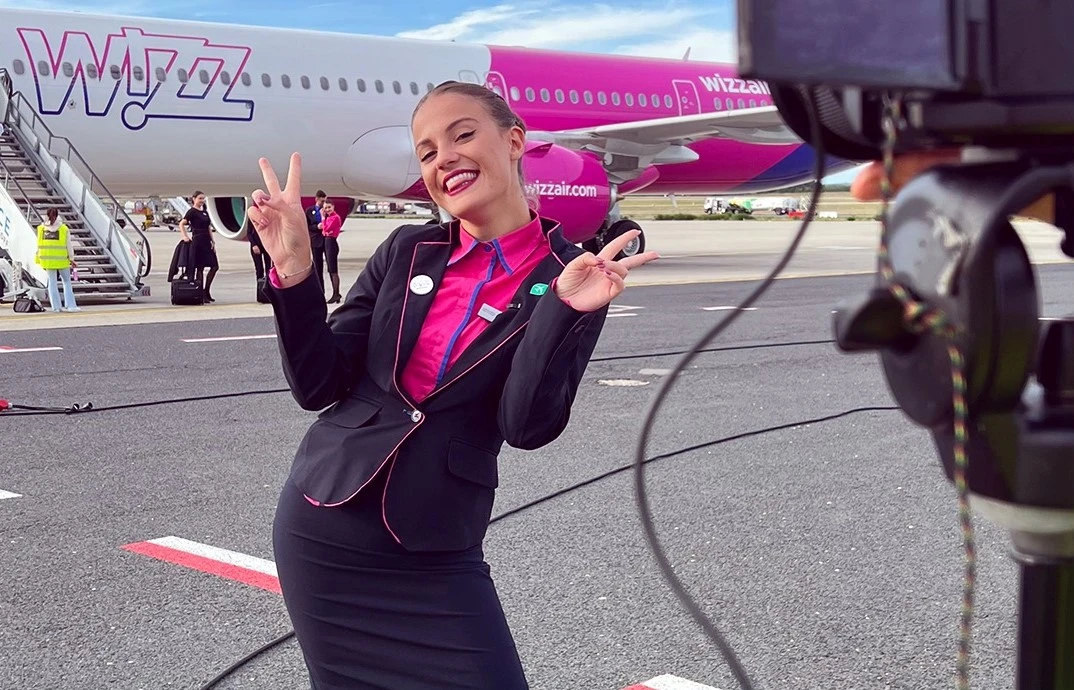 Una hostessa de Wizz Air abans d'un vol | EP