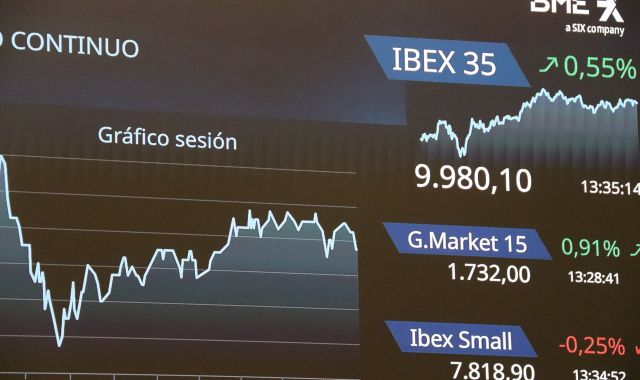 Pantalla de la Borsa de Barcelona on s'hi mostra l'evolució de l'Ibex 35, entre altres | ACN