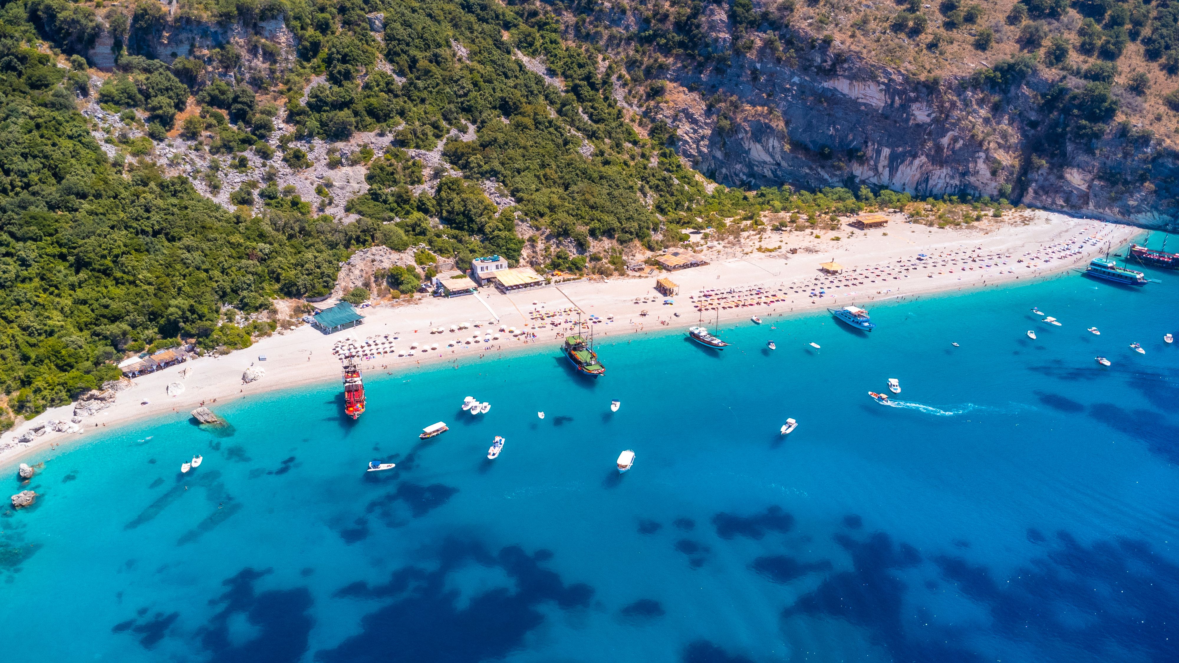 La paradisíaca playa de Kroreza en la riviera albanesa en Sarande, Albania | iStock