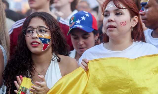 Diverses persones durant una concentració contra Nicolás Maduro, a Madrid | EP