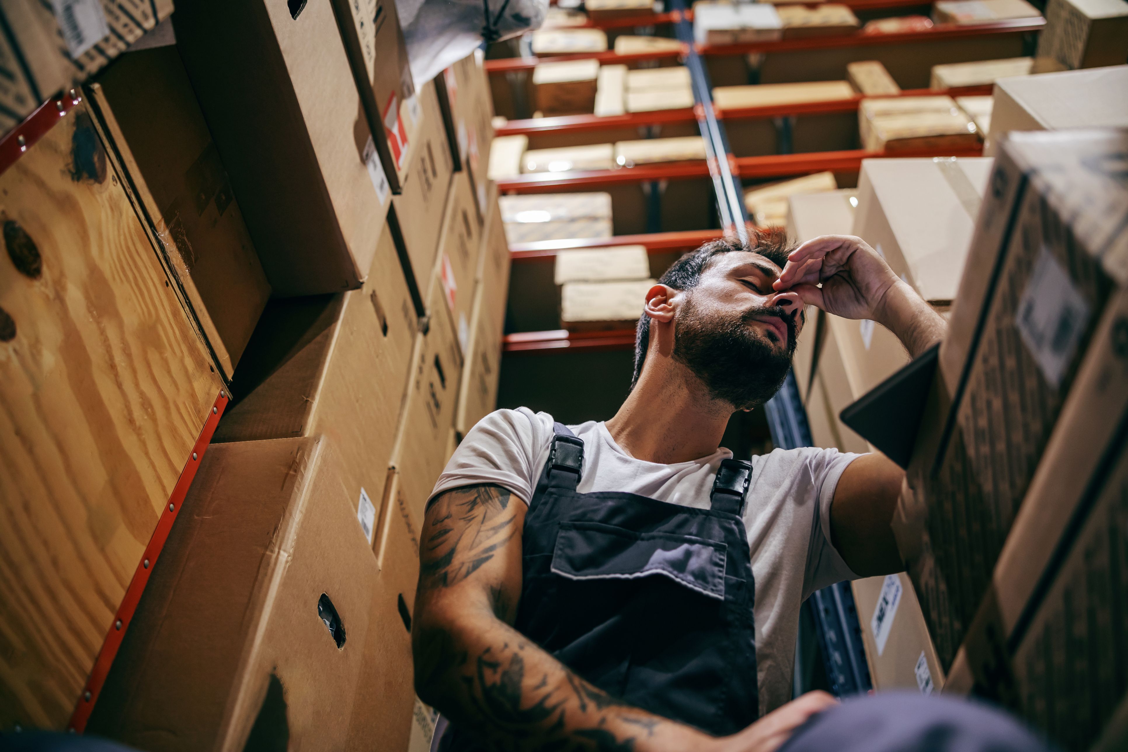 Treballador estressat al seu lloc de treball | iStock