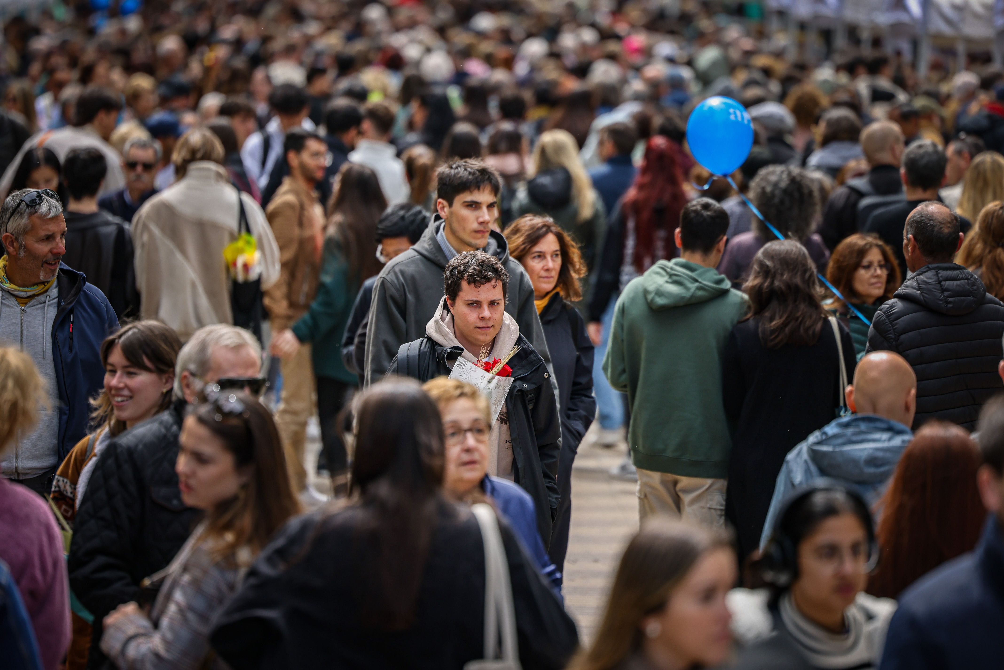 La Rambla de Barcelona plena de gent passejant per Sant Jordi des de la font de Canaletes | ACN