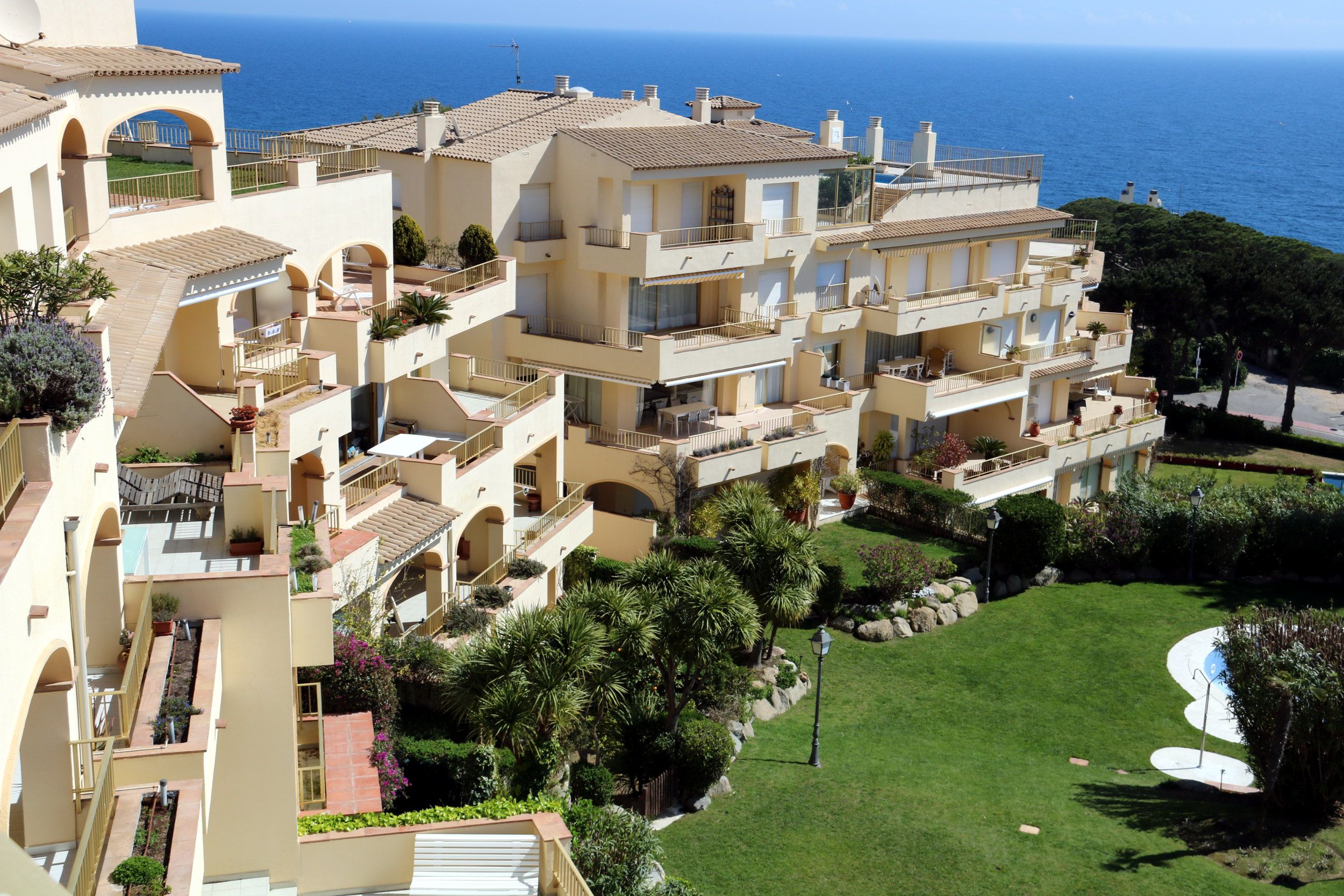 Un bloque de apartamentos frente al mar, en Sant Feliu de Guíxols | ACN