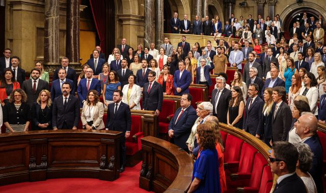 Els diputats del Parlament drets després que s'hagi investit Illa com a nou president de la Generalitat | ACN