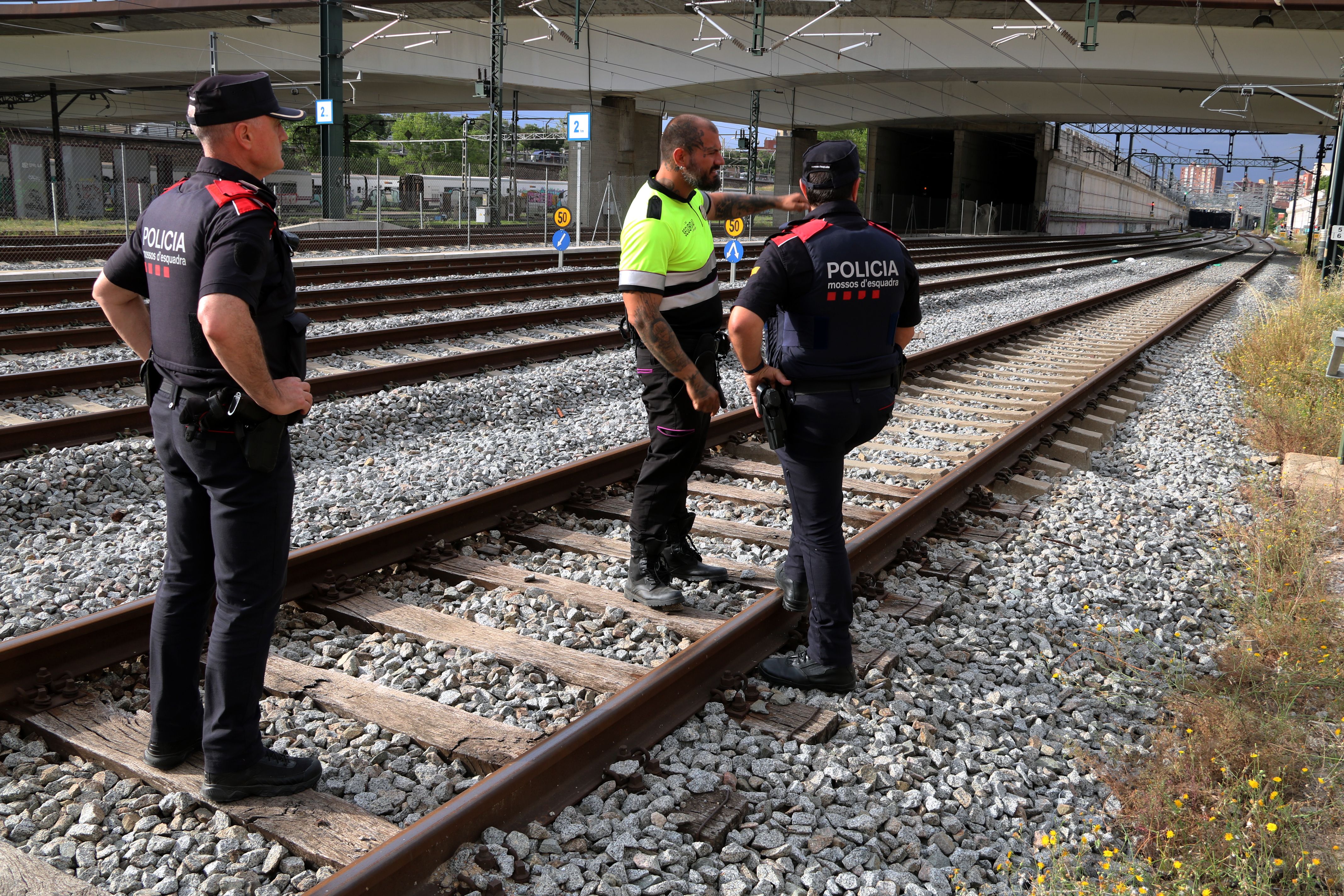 Mossos d'Esquadra y personal de Adif vigilando la zona del nudo y talleres de Sant Andreu Comtal | ACN