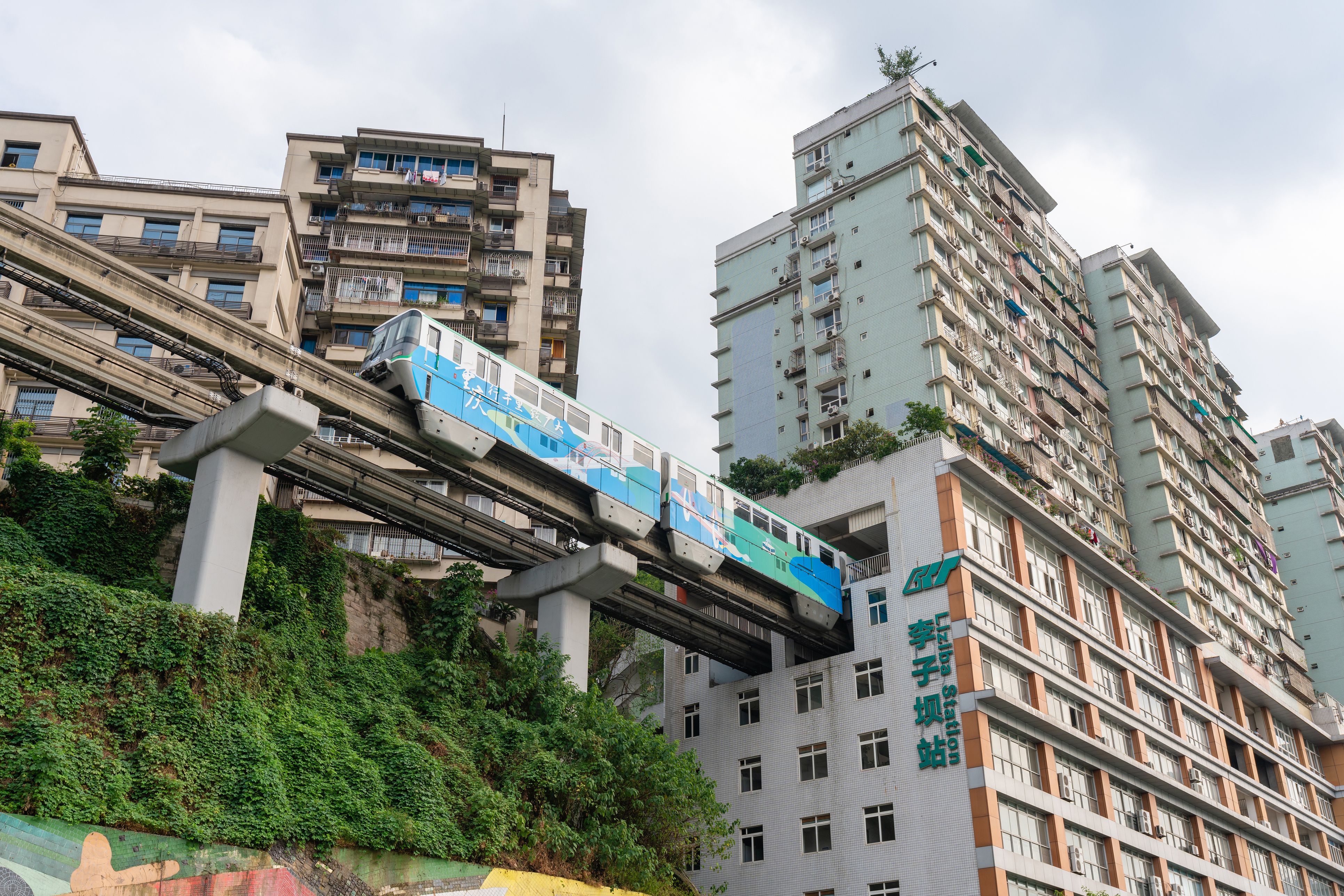 L’estació de metro de Liziba, a Chongqing, travessa un edifici de 19 plantes | iStock