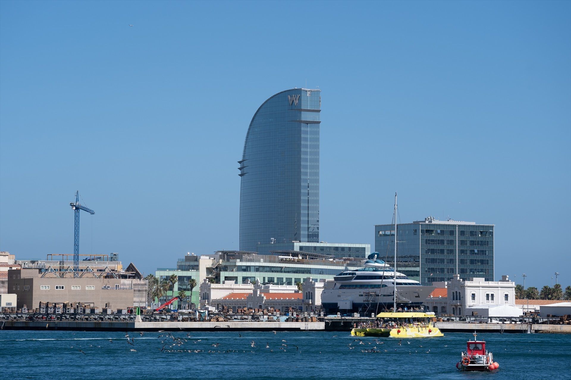 Més d'un centenar de iots, entrades per sobre dels 500 euros per persona i dia i botigues de marques d'alta gamma instal·lades a la Marina Port Vell| EP