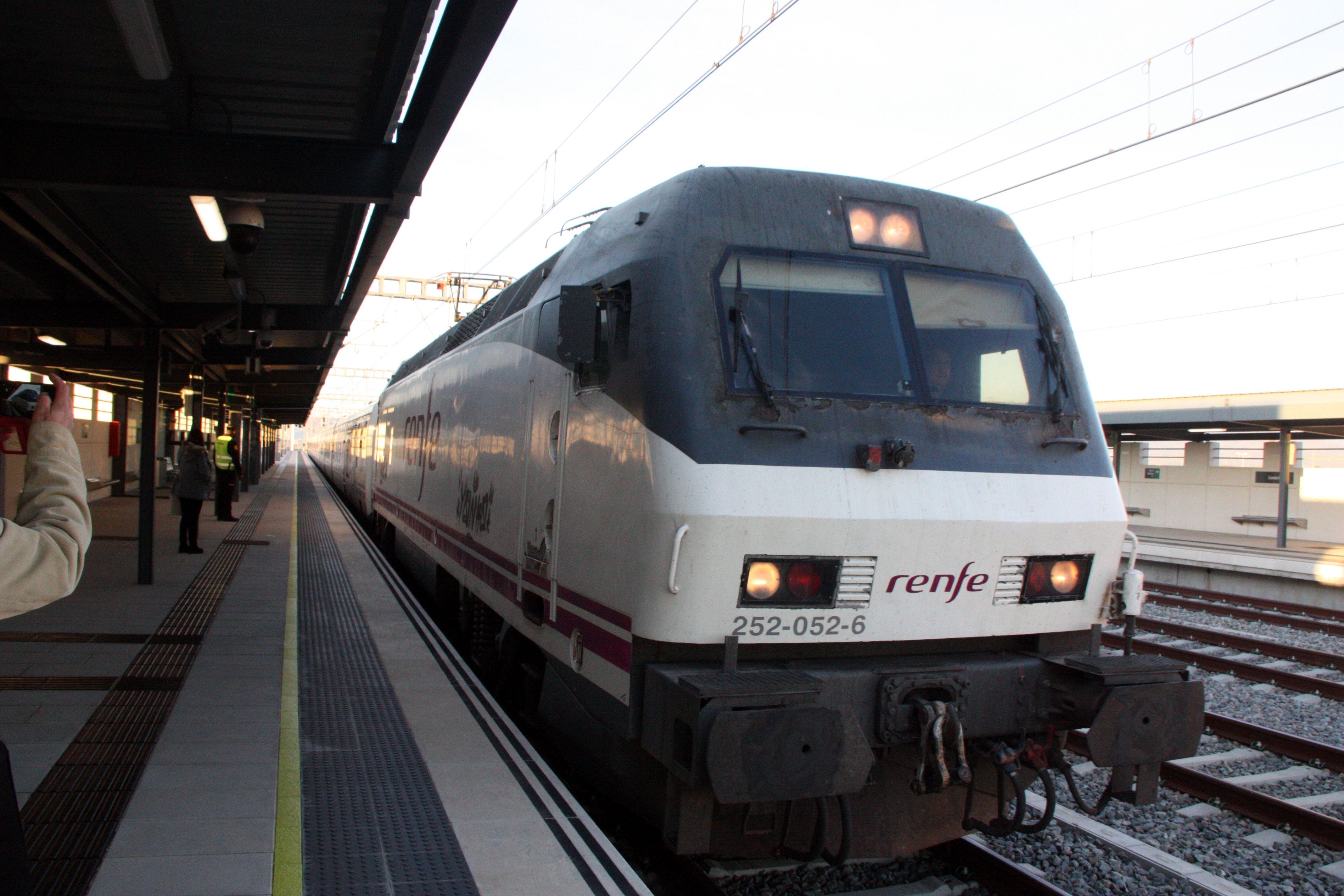 Un Talgo detenido en la nueva estación de Cambrils del corredor mediterráneo | ACN