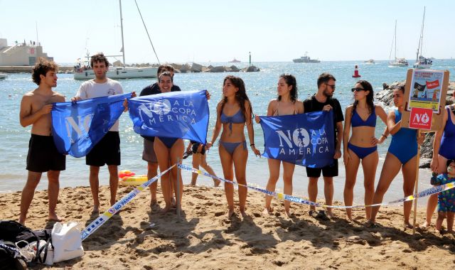 Més de 200 persones s'han aplegat a la platja per protestar contra la celebració de la Copa Amèrica | ACN