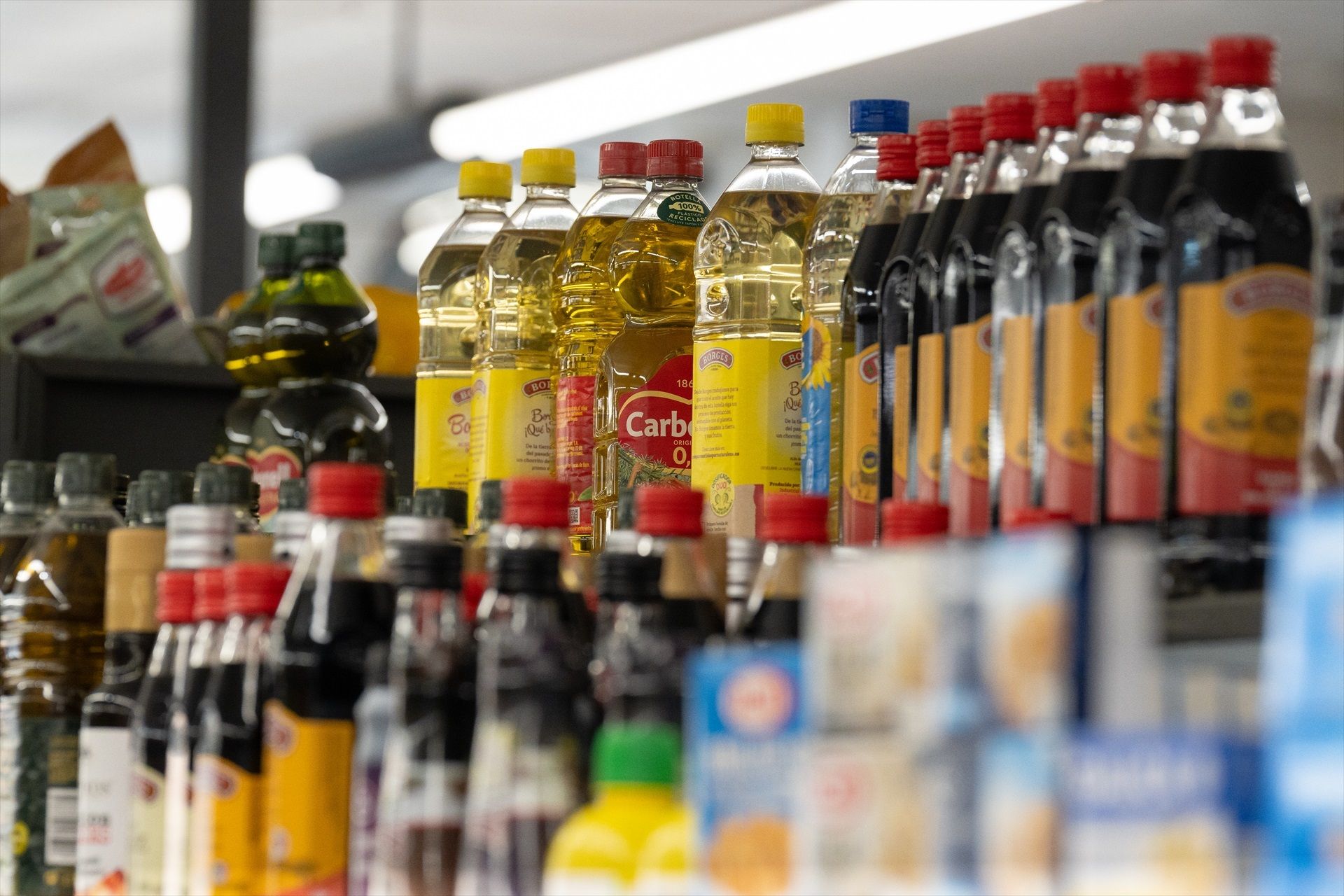 Botellas de aceite en un supermercado, uno de los productos más golpeados por la inflación | EP