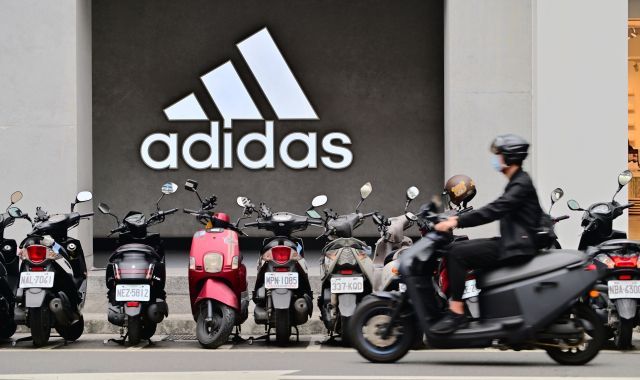 El nombre de Adidas empezó a ganar popularidad durante la década de 1950 | iStock