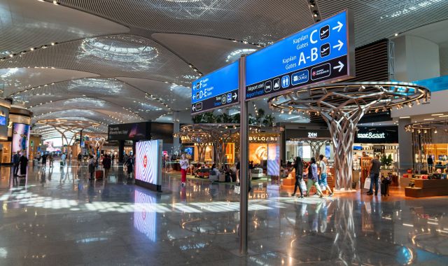 Interior de una terminal de l'aeroport internacional d'Istanbul | iStock