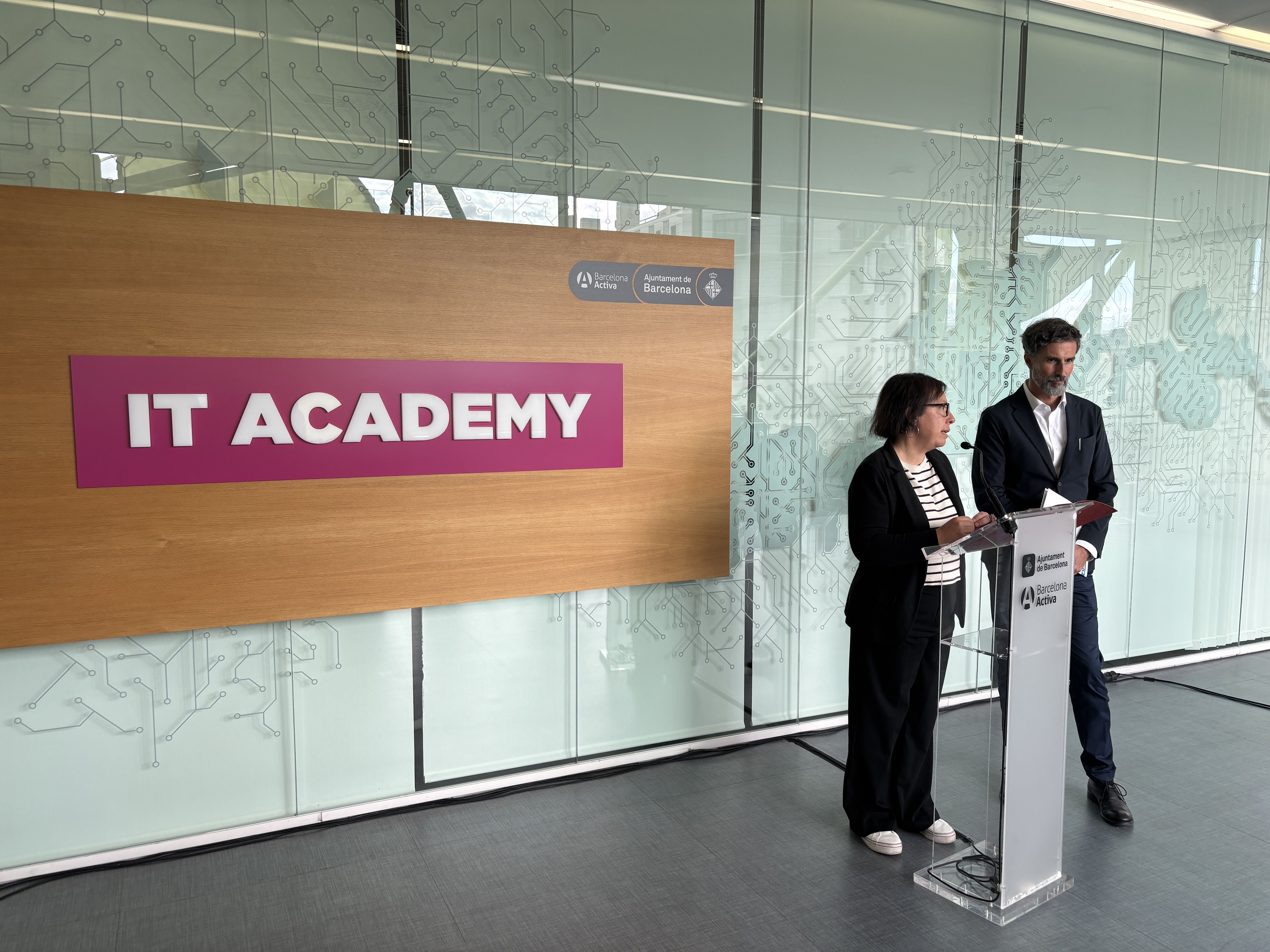 La presidenta de Barcelona Activa, Raquel Gil, y el director general de la IT Academy, Lorenzo Di Pietro | VIA Empresa