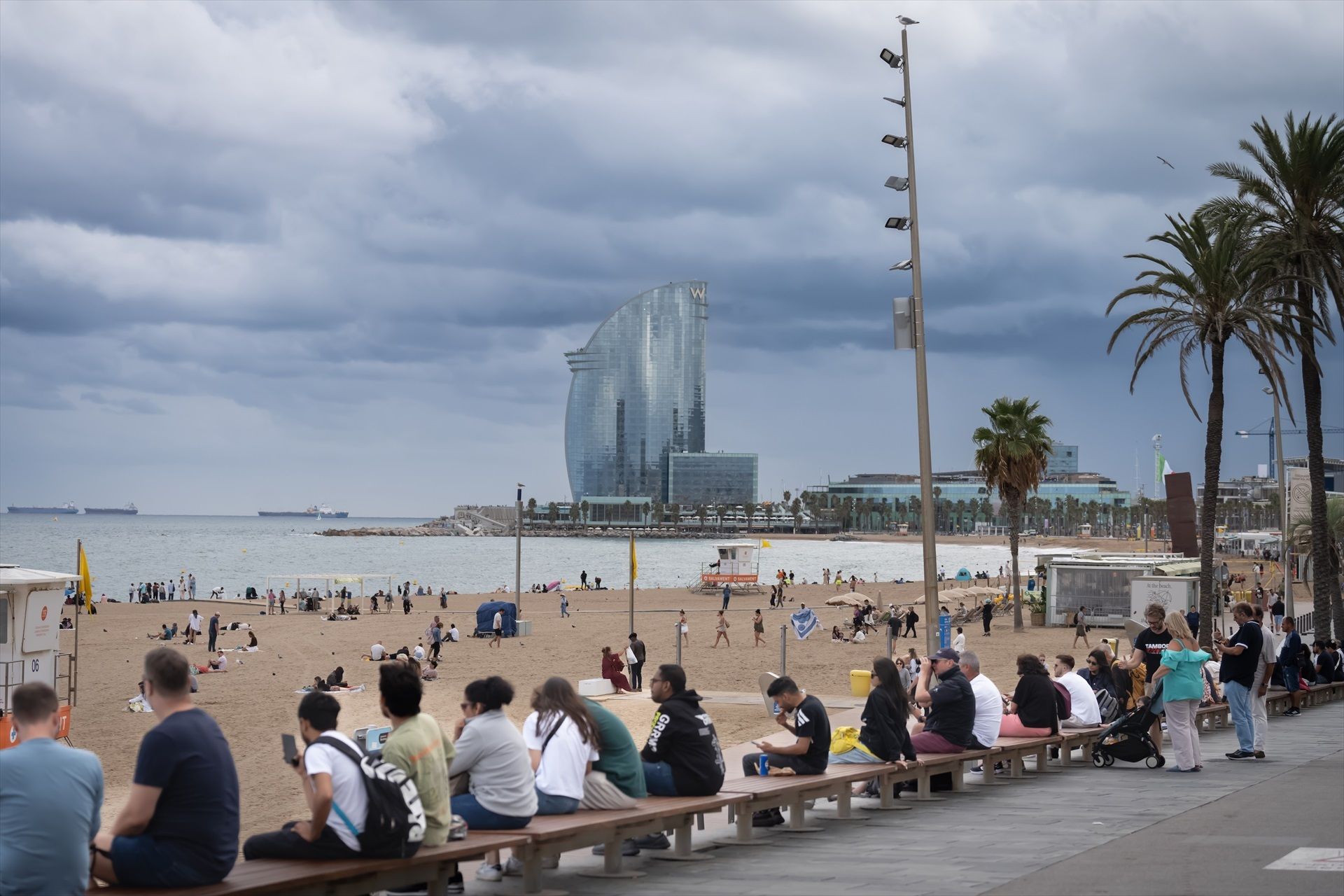 Una mini antena de Cellnex en un fanal del litoral de Barcelona | EP