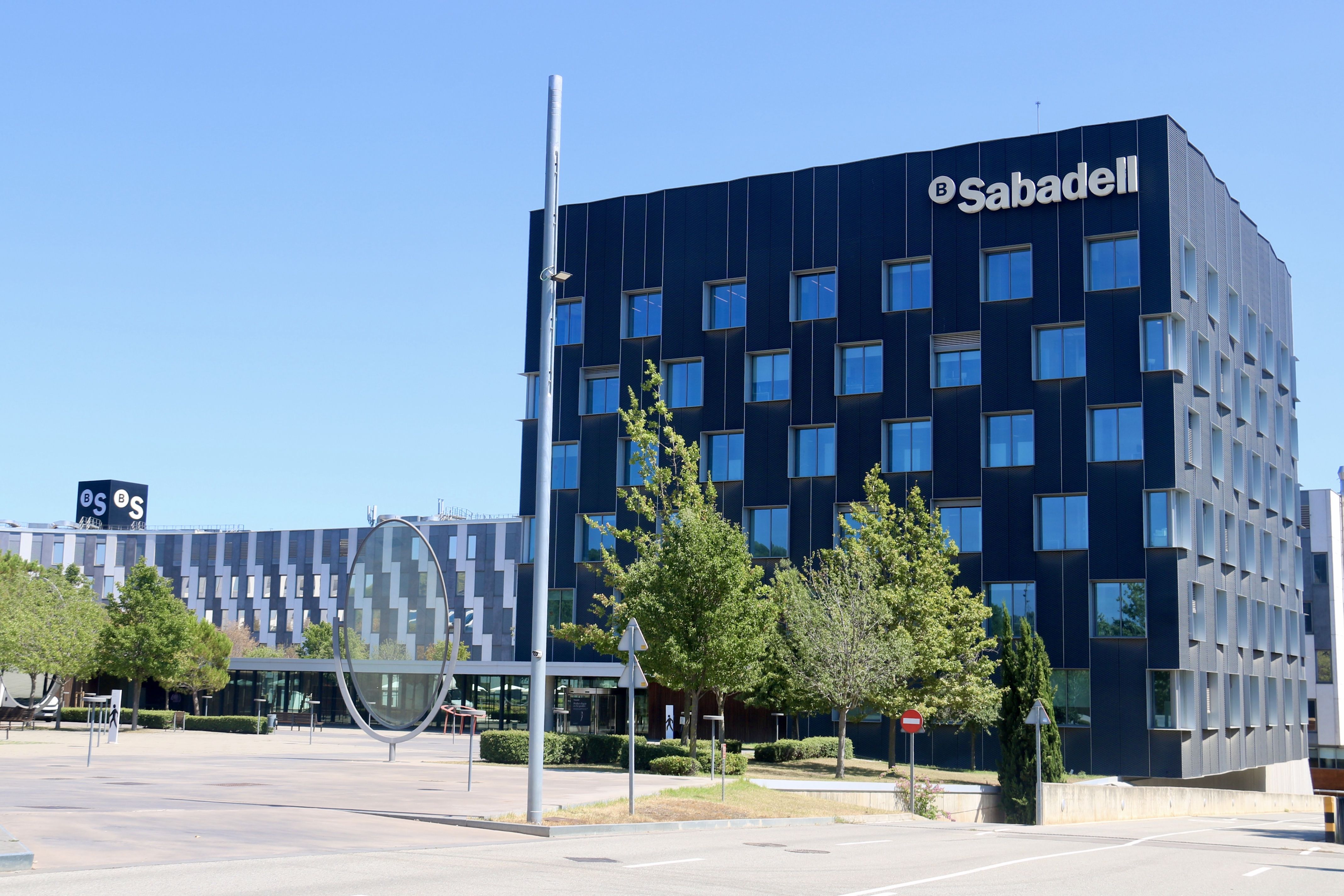 Acceso a la sede del Banc Sabadell en Sant Cugat del Vallès | ACN 