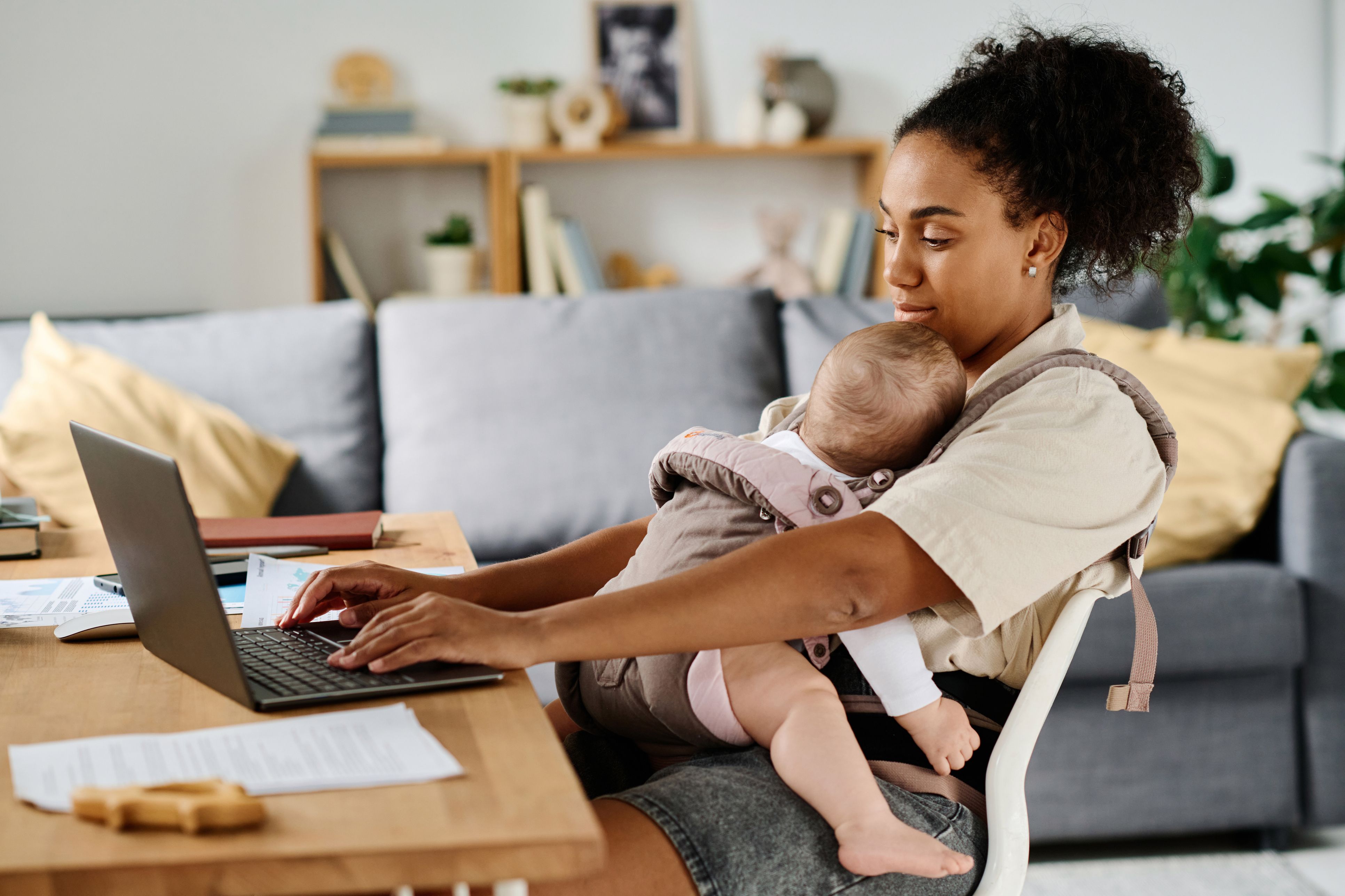 Ser dona i autònoma al nostre país suposa un doble repte, ja que implica una càrrega laboral més gran | iStock