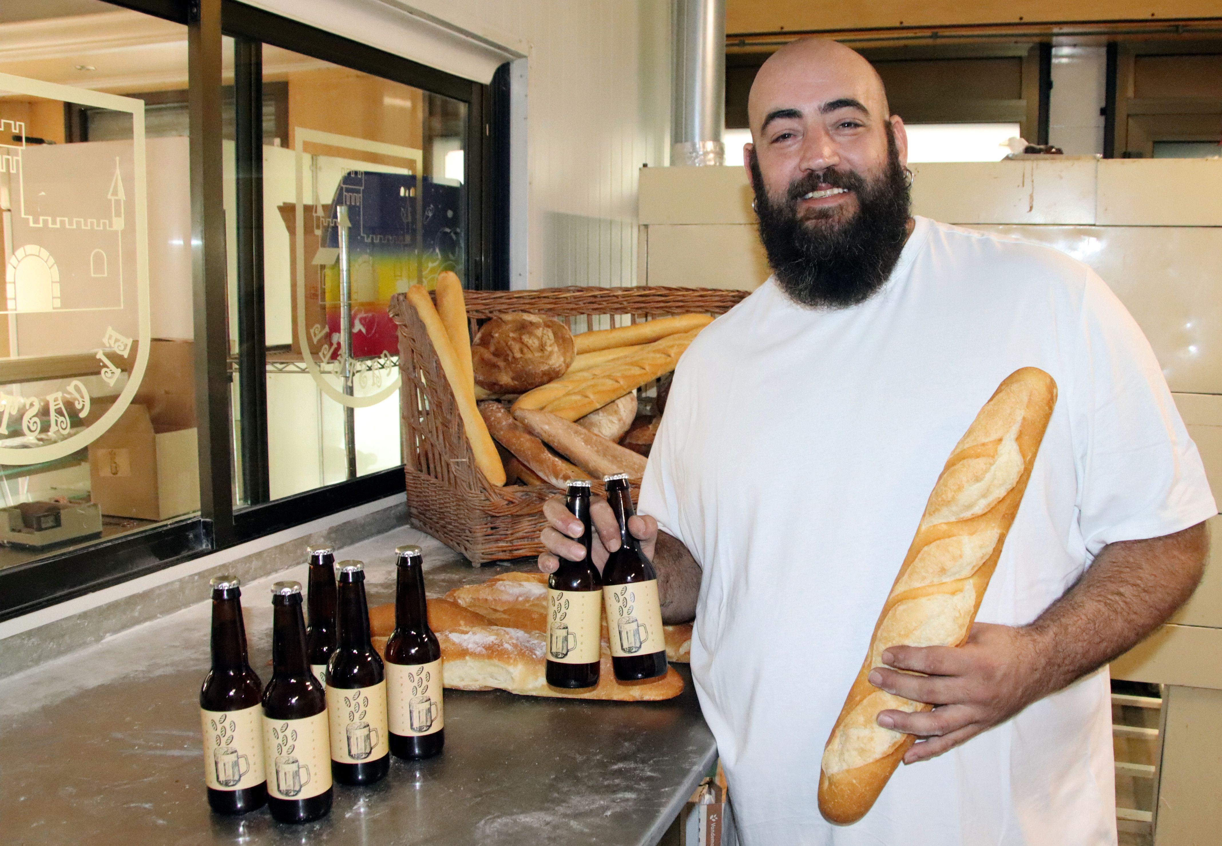 David Garcia regenta des de fa vuit anys el forn de pa el Castell, a Tona (Osona) | ACN