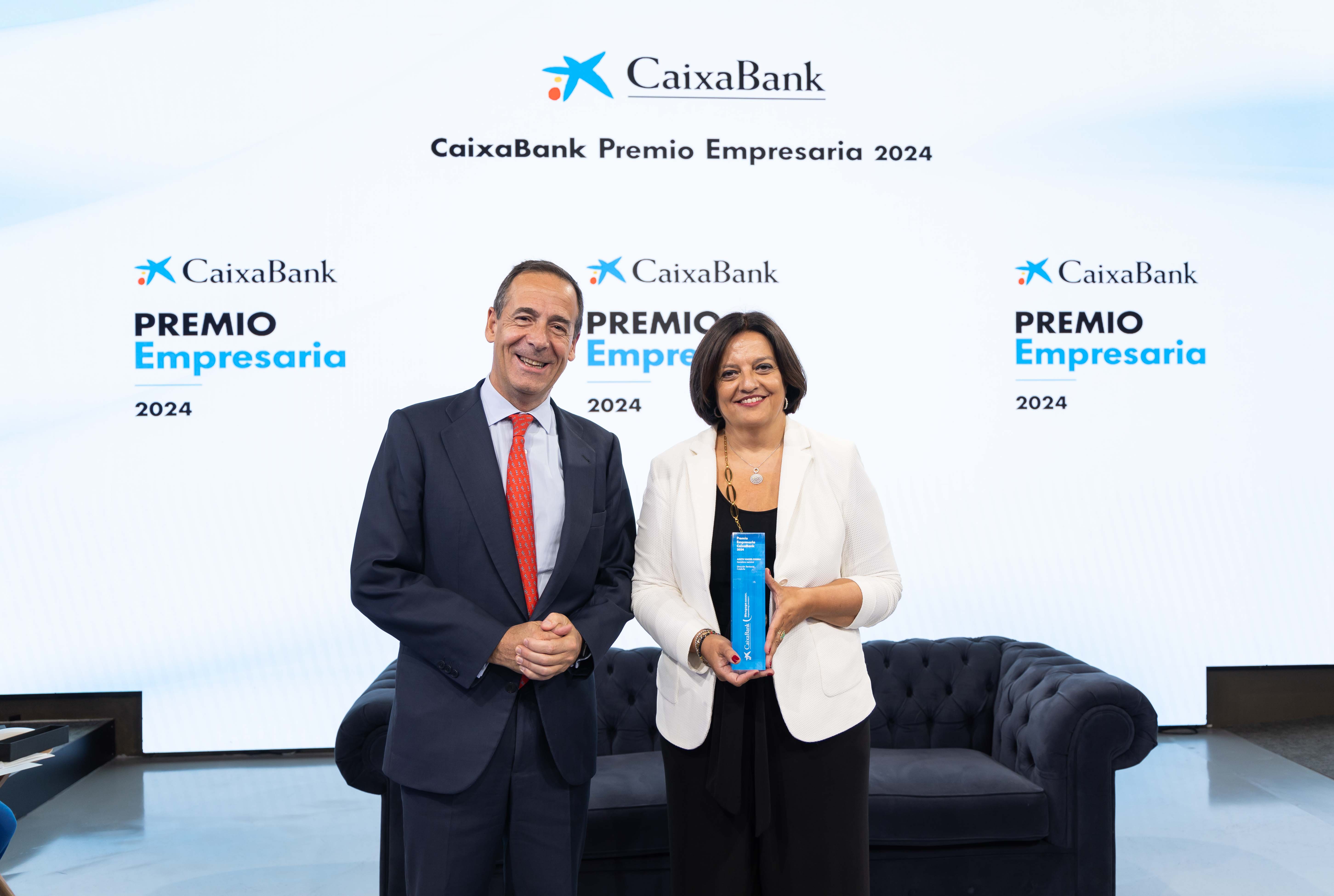 El consejero delegado de CaixaBank, Gonzalo Gortázar, y la CEO de Frit Ravich, Judith Viader, ganadora 'CaixaBank Premio Empresaria' 2024 | Cedida