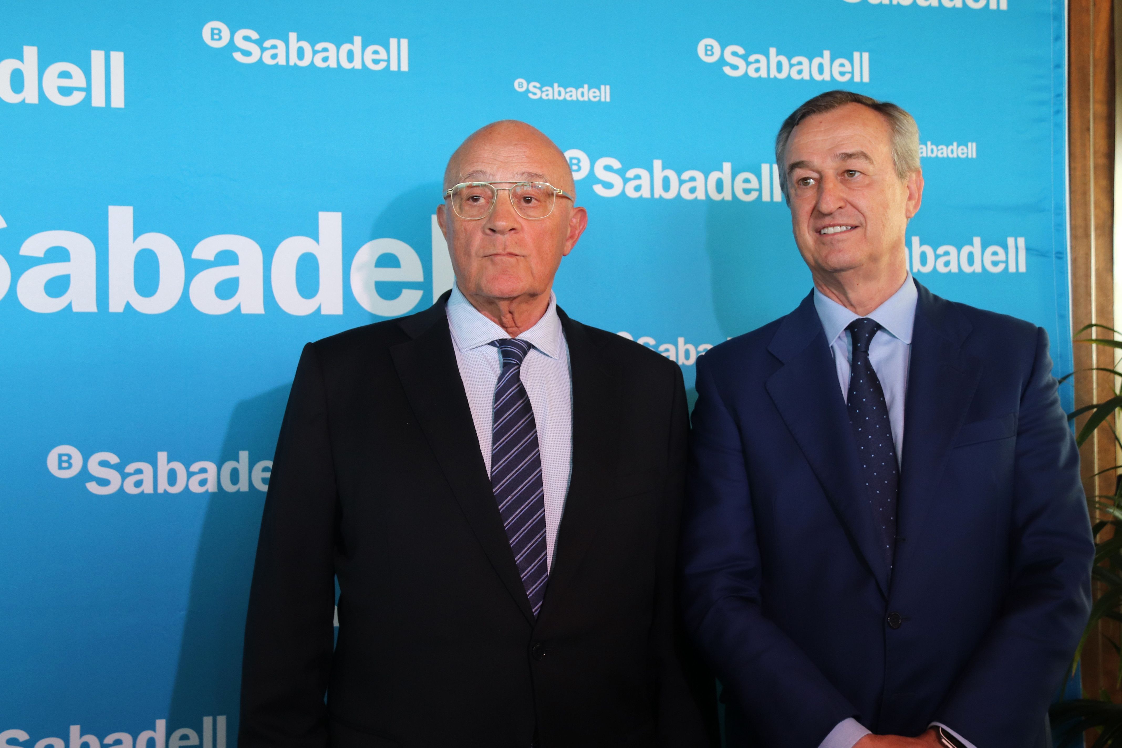 El presidente del Banc Sabadell, Josep Oliu; y el consejero delegado de la entidad, César González-Bueno | ACN