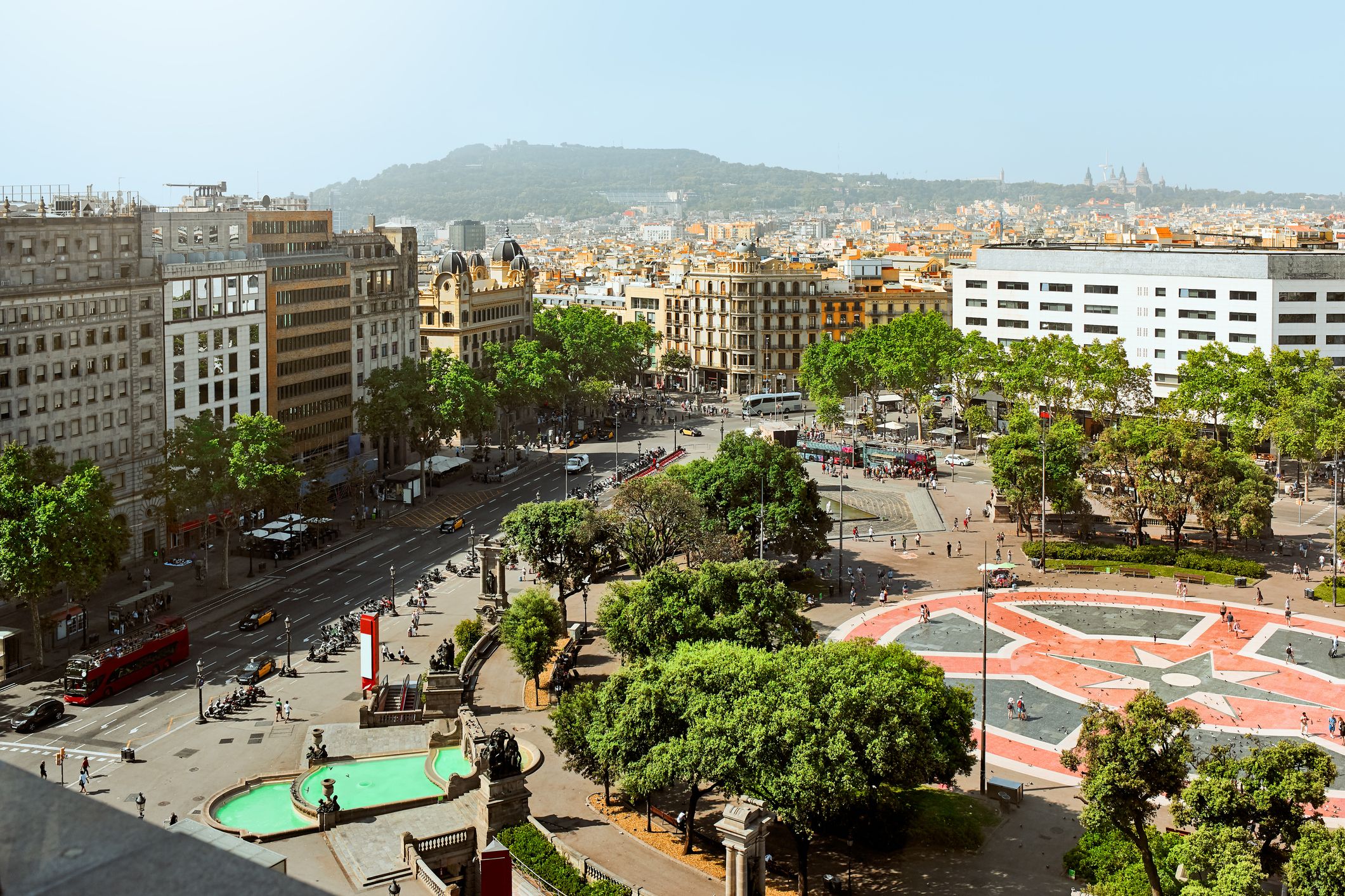 Durante el siglo XX, gran cantidad de entidades bancarias tenían su sede central en la Plaça Catalunya | iStock