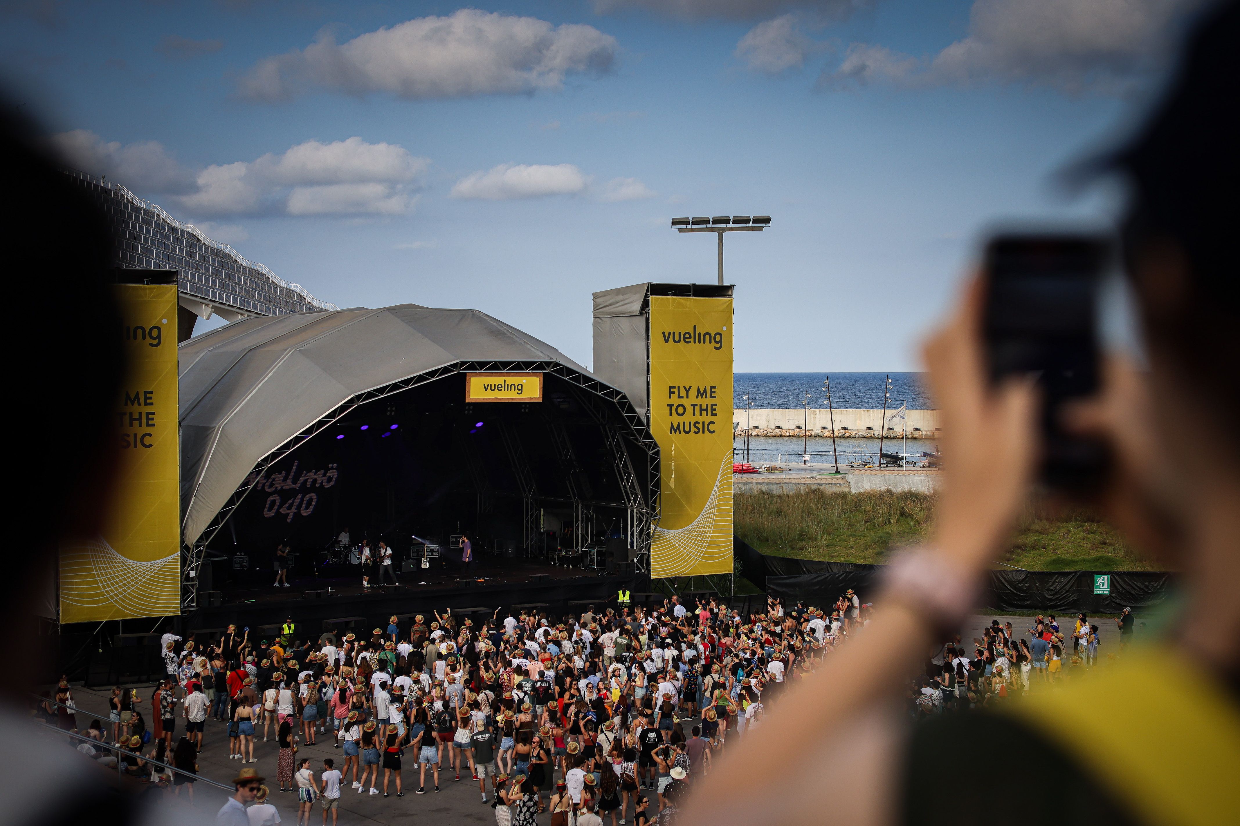 Un dels escenaris del Festival Cruïlla amb diverses persones seguint un dels seus concerts | ACN