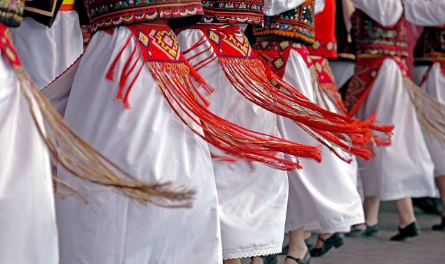 Dansa tradicional romanesa amb vestits específics | iStock