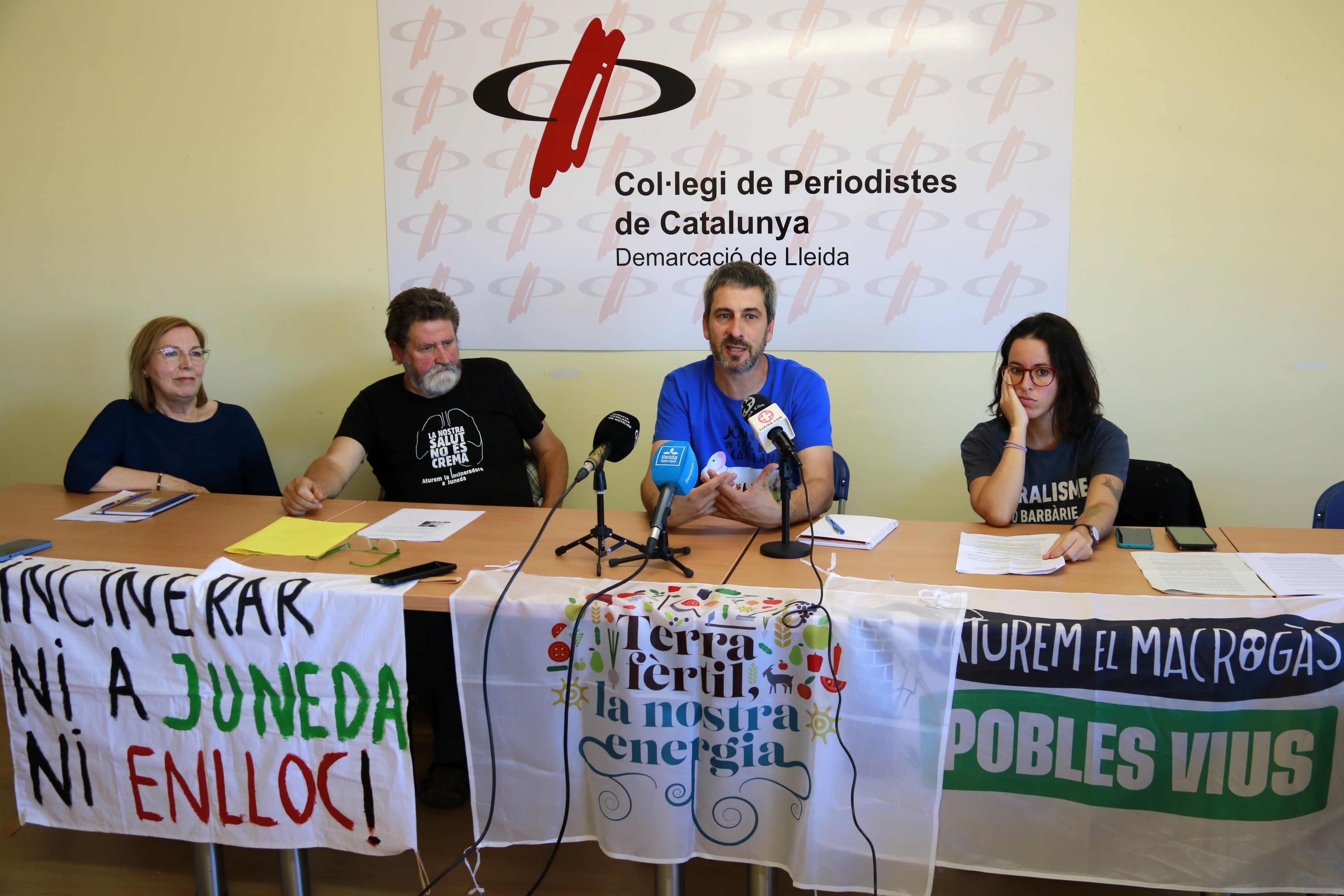 Isabel Mateu, de la Plataforma Aturem la incineradora de Juneda; Joan Vázquez, d'Ipcena; Gerard Batalla, de Pobles Vius, i Carla Roca, d'Assemblea Pagesa, durant una roda de premsa contra els projectes de biogàs de Ponent | ACN