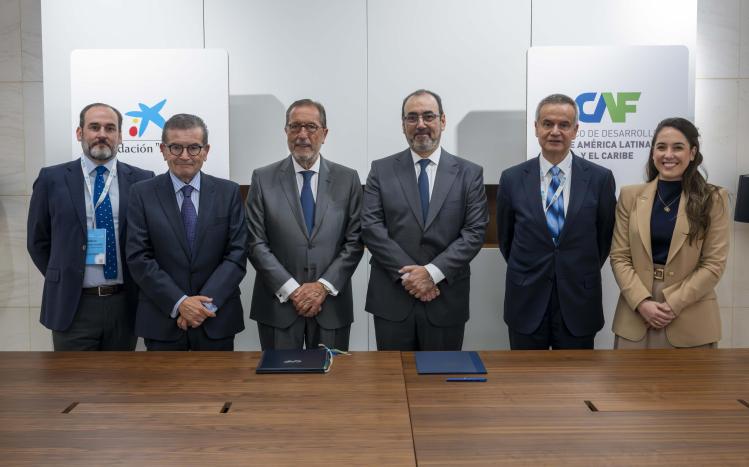 Foto de família de la signatura del conveni entre CAF i la Fundació "la Caixa" | Cedida